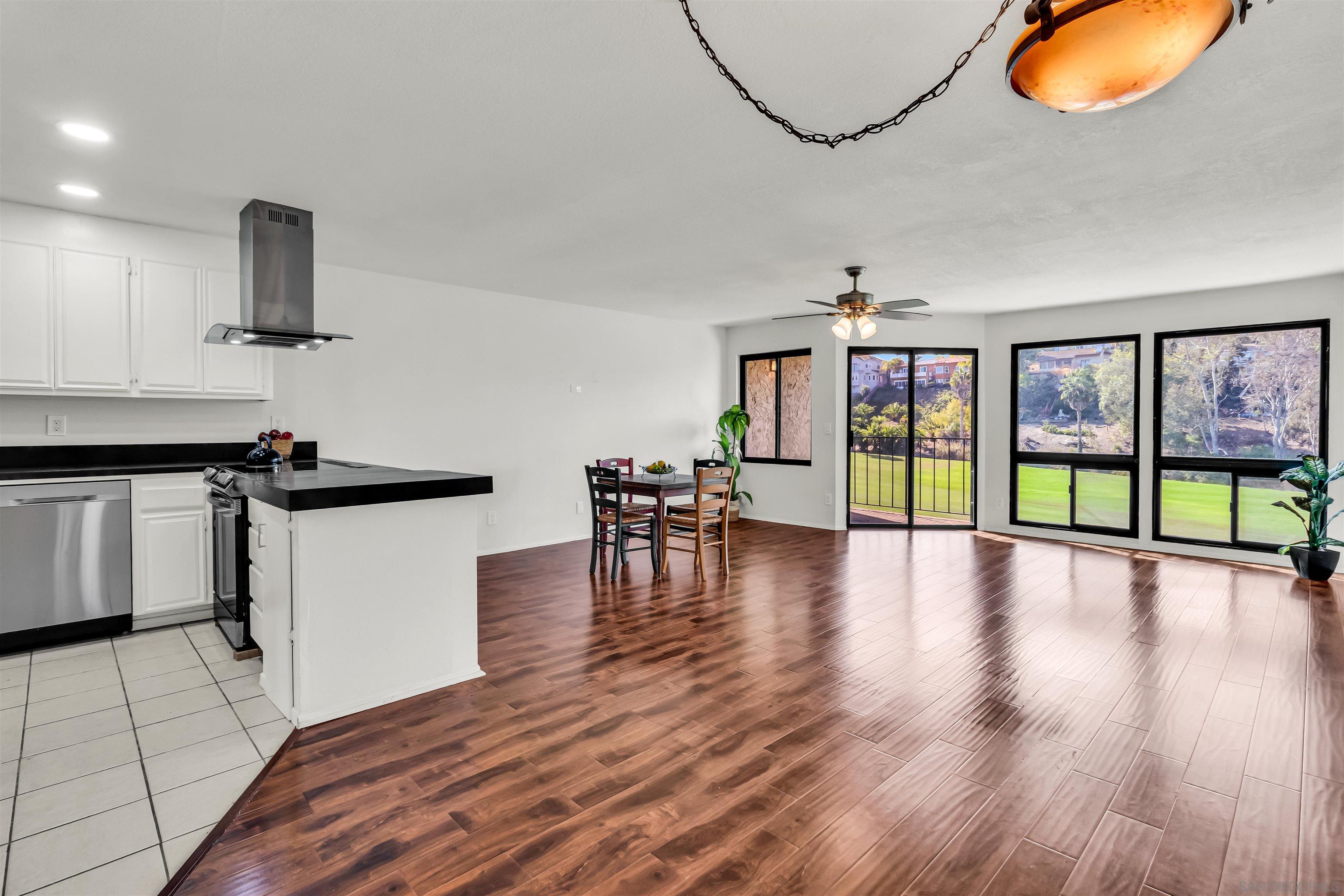 Detail Gallery Image 5 of 38 For 2507  Navarra Dr  #202,  Carlsbad,  CA 92009 - 2 Beds | 1 Baths