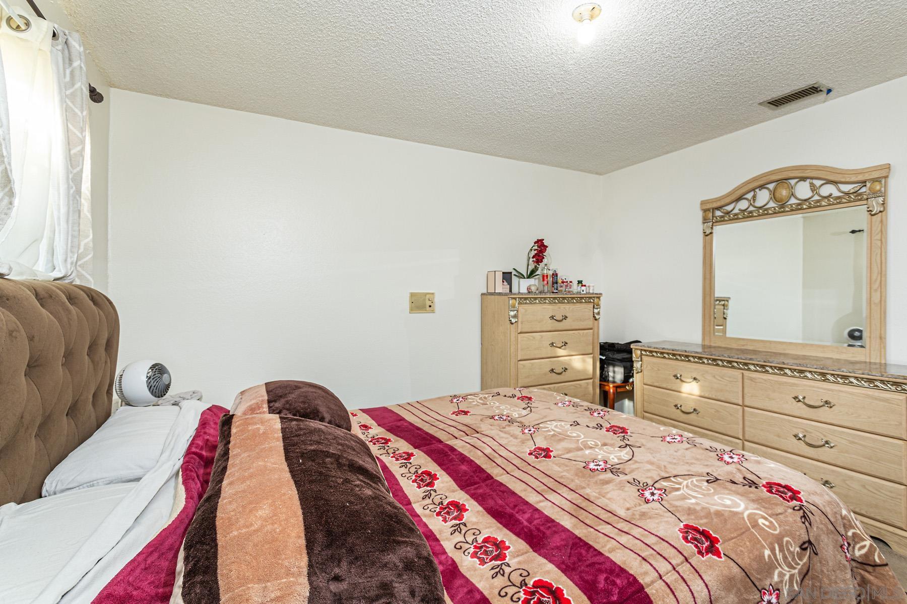 Detail Gallery Image 12 of 36 For 166  via De Laurencio, Chula Vista,  CA 91910 - 5 Beds | 3 Baths