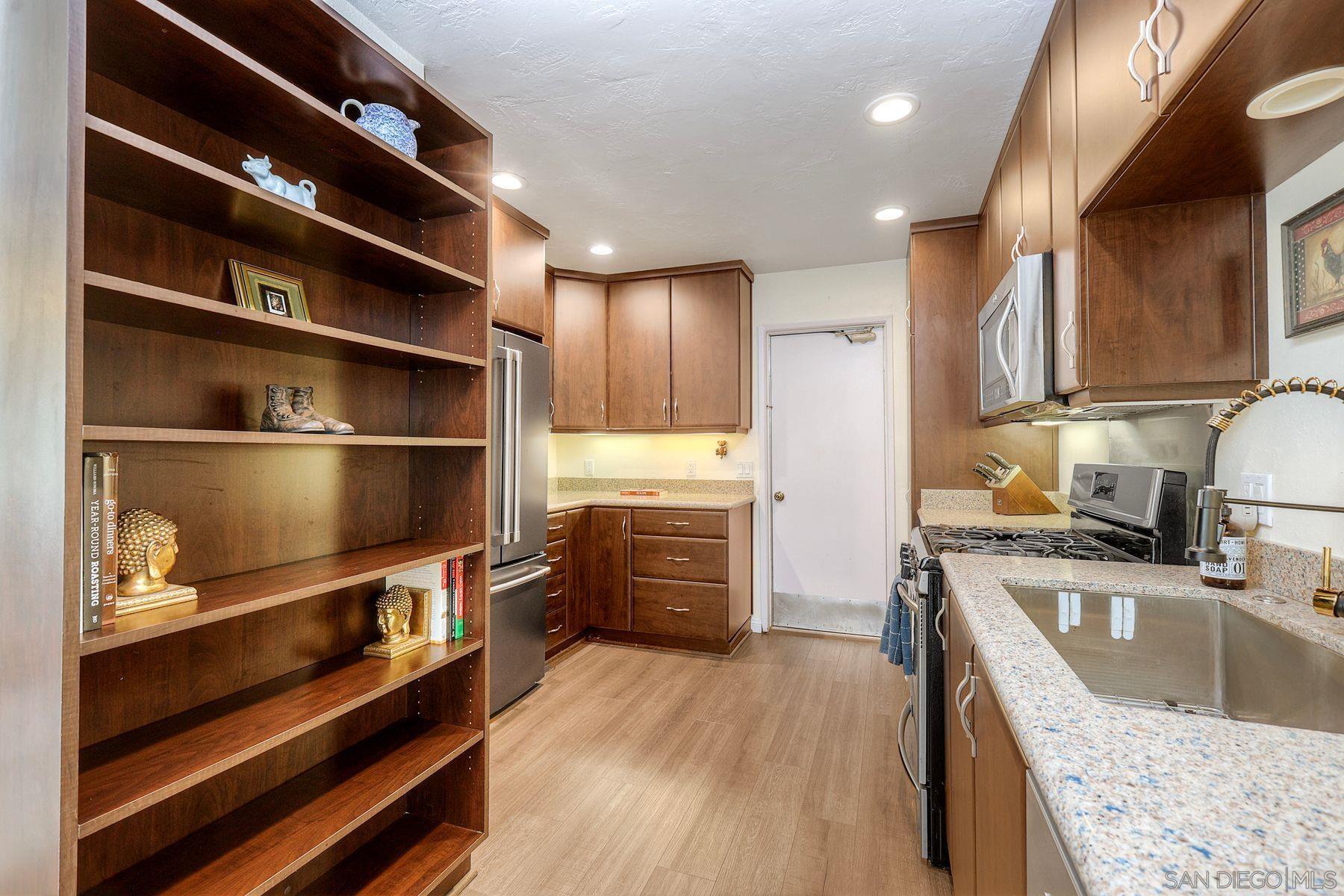 Detail Gallery Image 8 of 25 For 1122  via Loma Vista, El Cajon,  CA 92019 - 2 Beds | 2/1 Baths