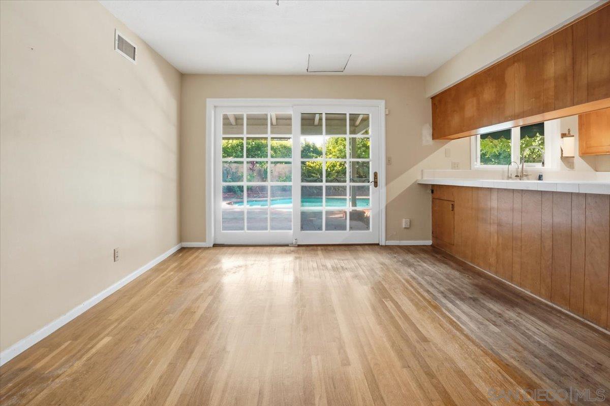 Detail Gallery Image 4 of 35 For 1262  Brittany Cross Rd, Santa Ana,  CA 92705 - 6 Beds | 4 Baths