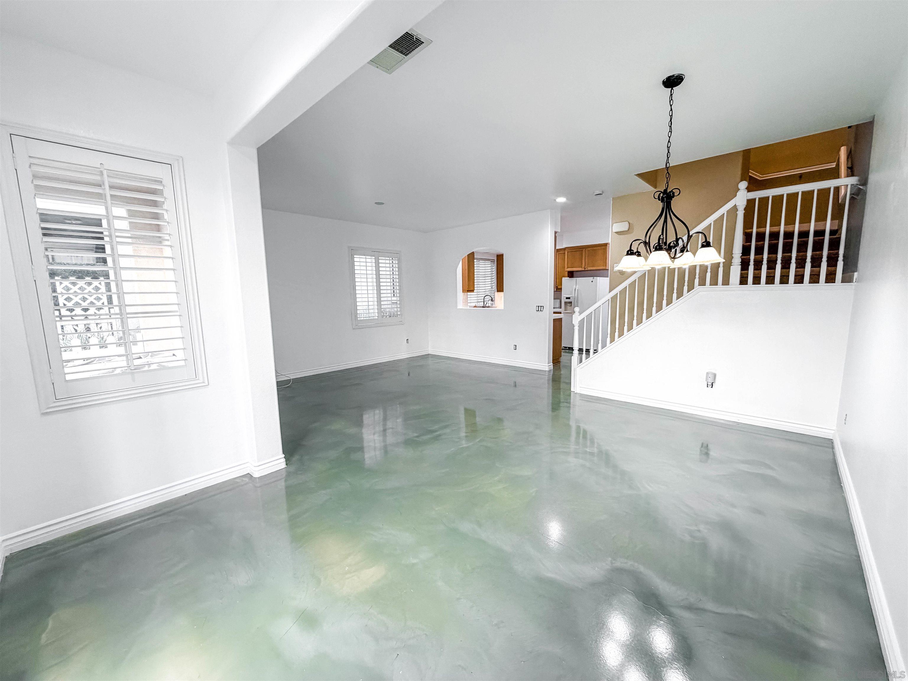 Detail Gallery Image 4 of 28 For 1431  Trouville Ln  5, Chula Vista,  CA 91913 - 3 Beds | 2/1 Baths