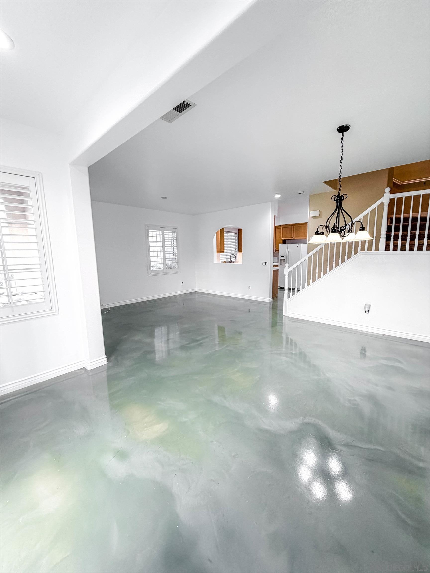 Detail Gallery Image 5 of 28 For 1431  Trouville Ln  5, Chula Vista,  CA 91913 - 3 Beds | 2/1 Baths