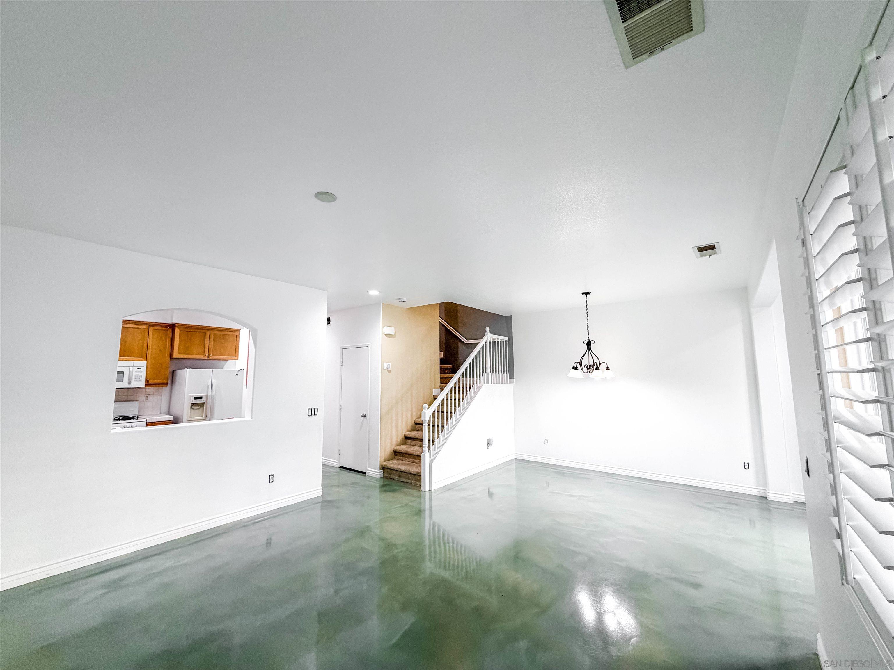 Detail Gallery Image 6 of 28 For 1431  Trouville Ln  5, Chula Vista,  CA 91913 - 3 Beds | 2/1 Baths