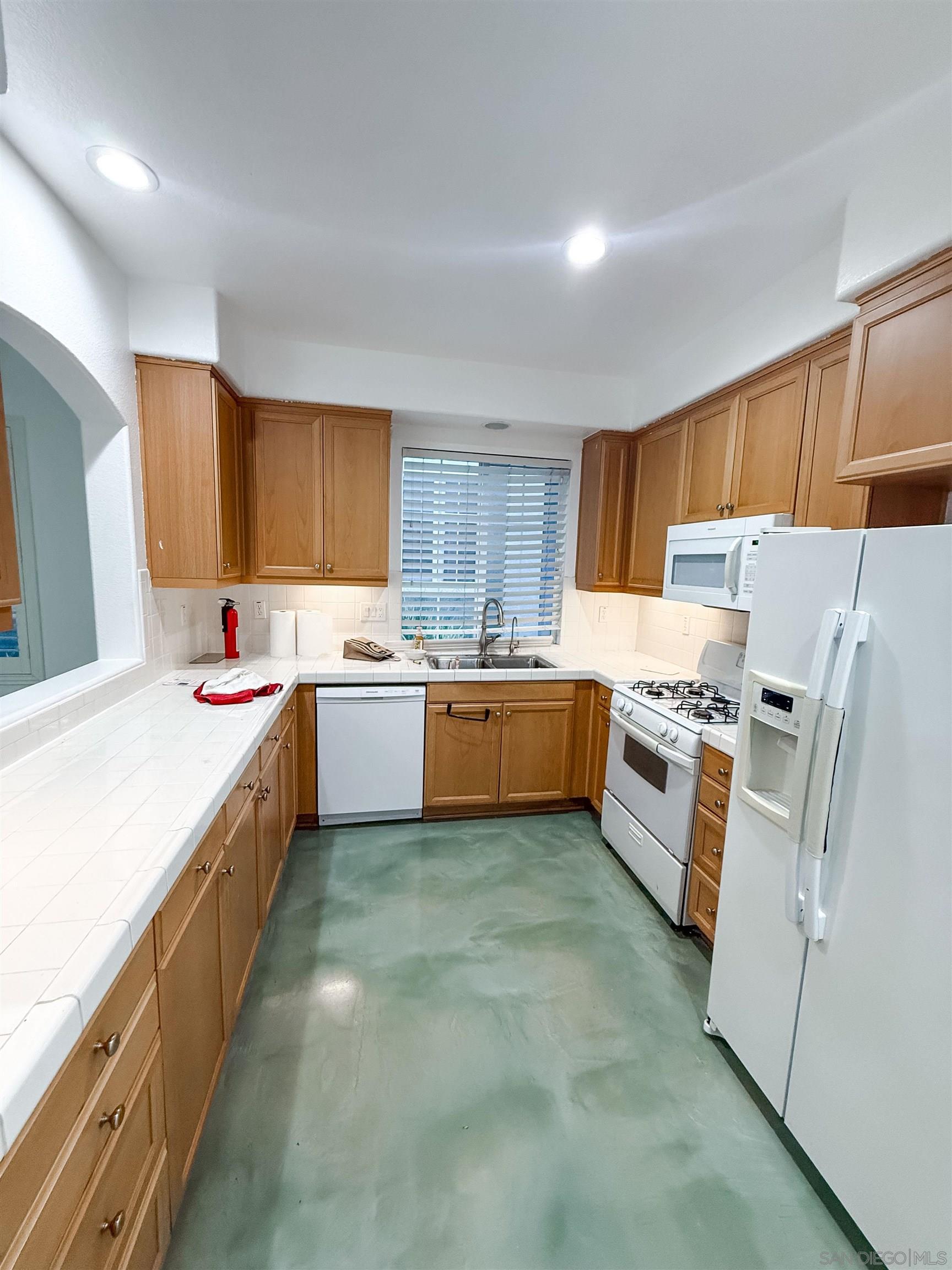 Detail Gallery Image 8 of 28 For 1431  Trouville Ln  5, Chula Vista,  CA 91913 - 3 Beds | 2/1 Baths