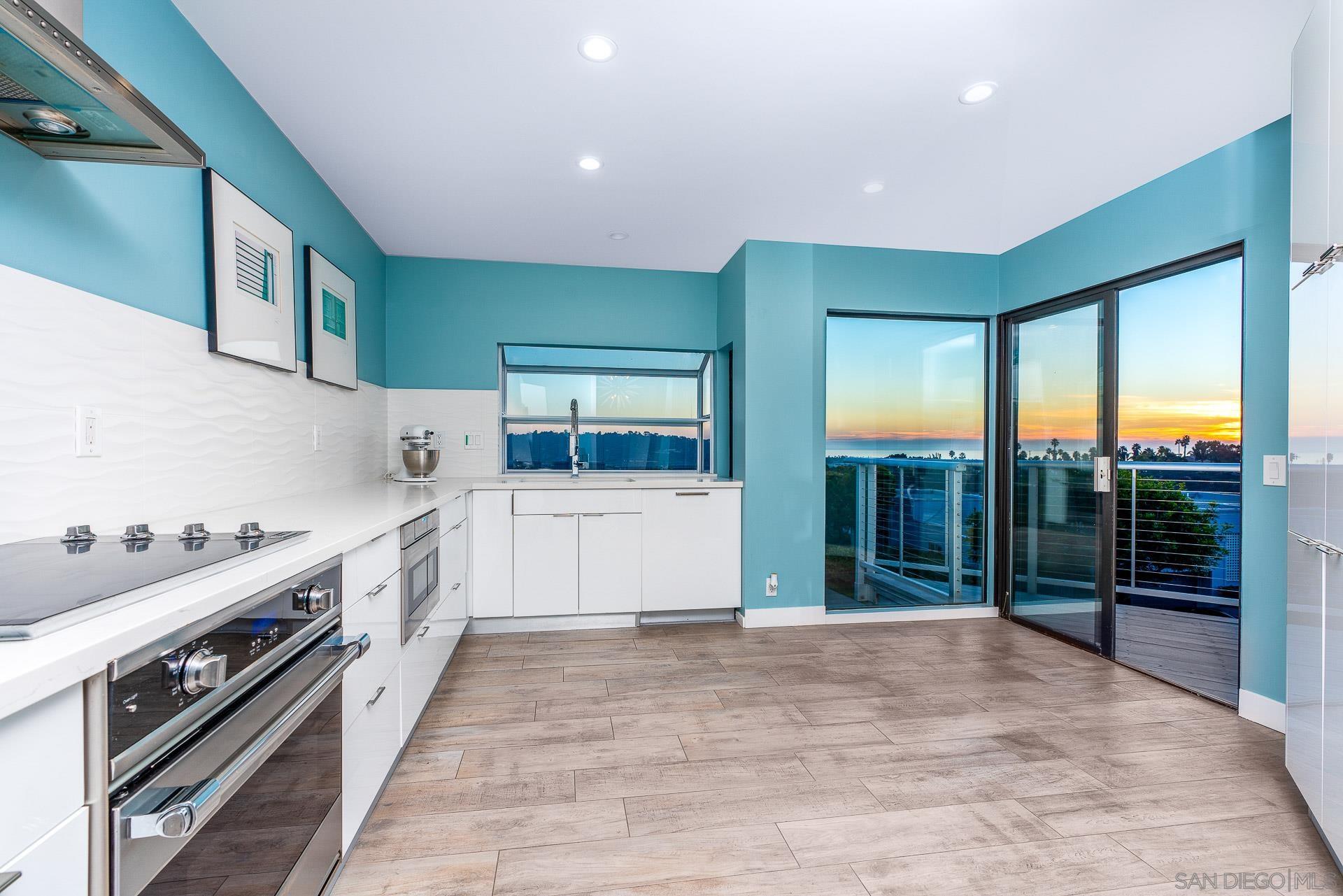 Detail Gallery Image 11 of 61 For 1060  America Way, Del Mar,  CA 92014 - 2 Beds | 2/1 Baths