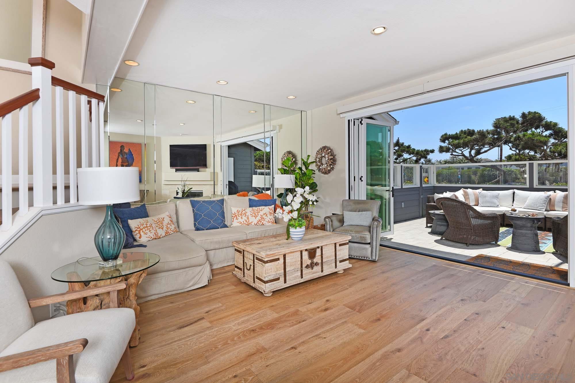 Detail Gallery Image 4 of 31 For 2921  Sandy Pointe  #3,  Del Mar,  CA 92014 - 2 Beds | 2/1 Baths