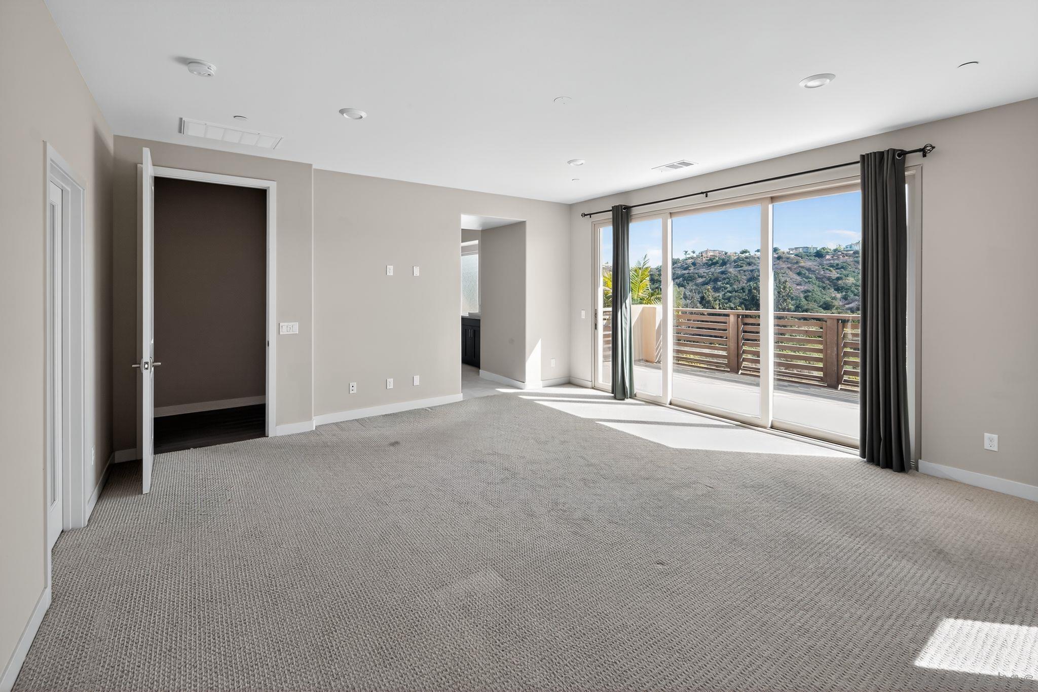 Detail Gallery Image 14 of 28 For 6693  Elegante Way, San Diego,  CA 92130 - 5 Beds | 5/1 Baths