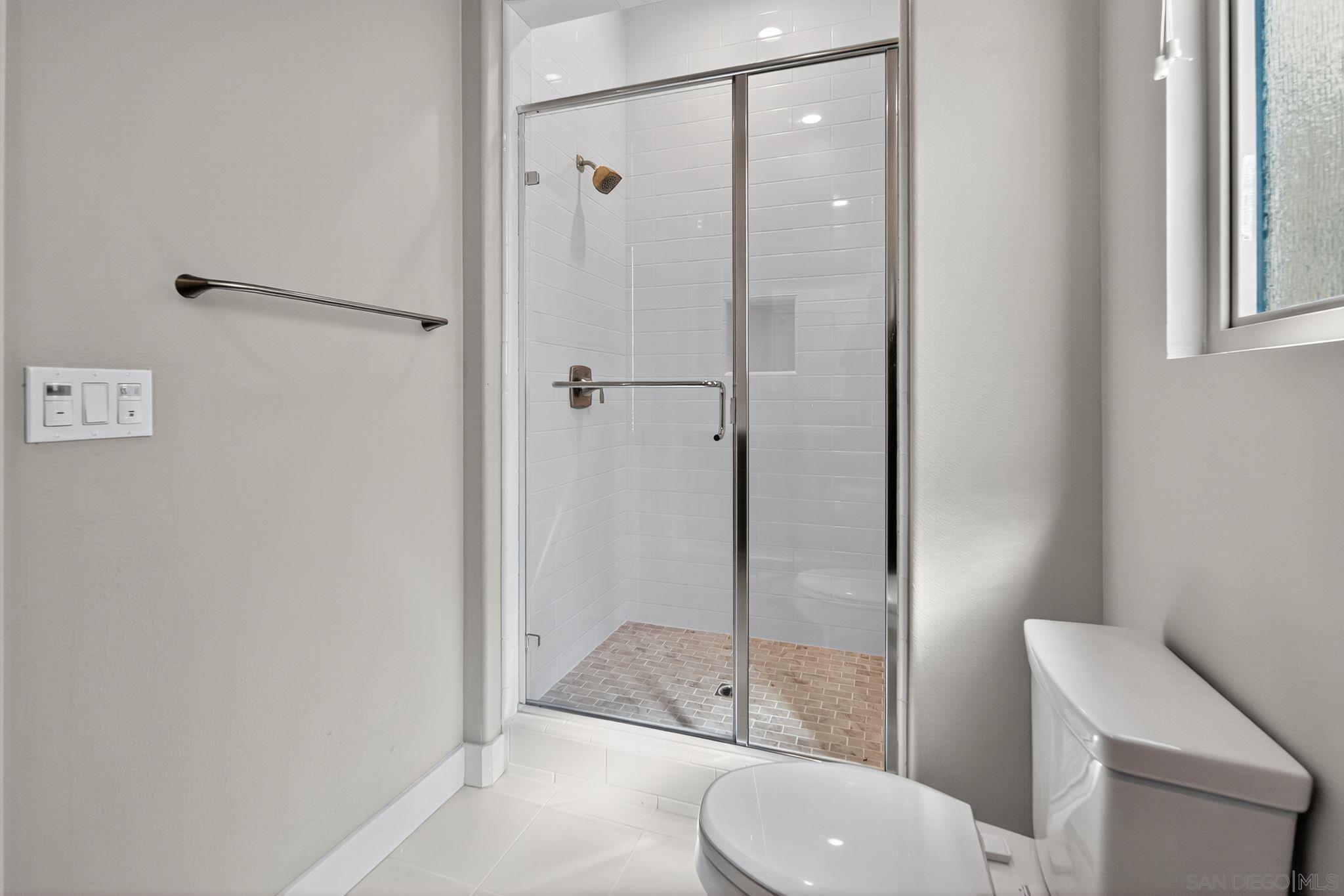 Detail Gallery Image 19 of 28 For 6693  Elegante Way, San Diego,  CA 92130 - 5 Beds | 5/1 Baths