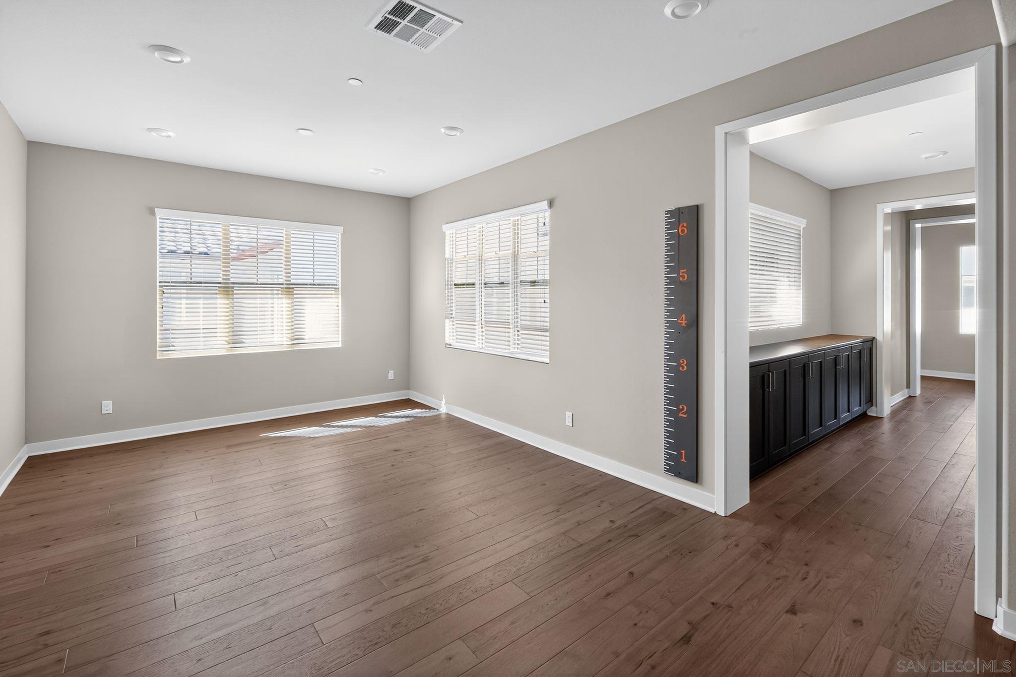 Detail Gallery Image 8 of 28 For 6693  Elegante Way, San Diego,  CA 92130 - 5 Beds | 5/1 Baths