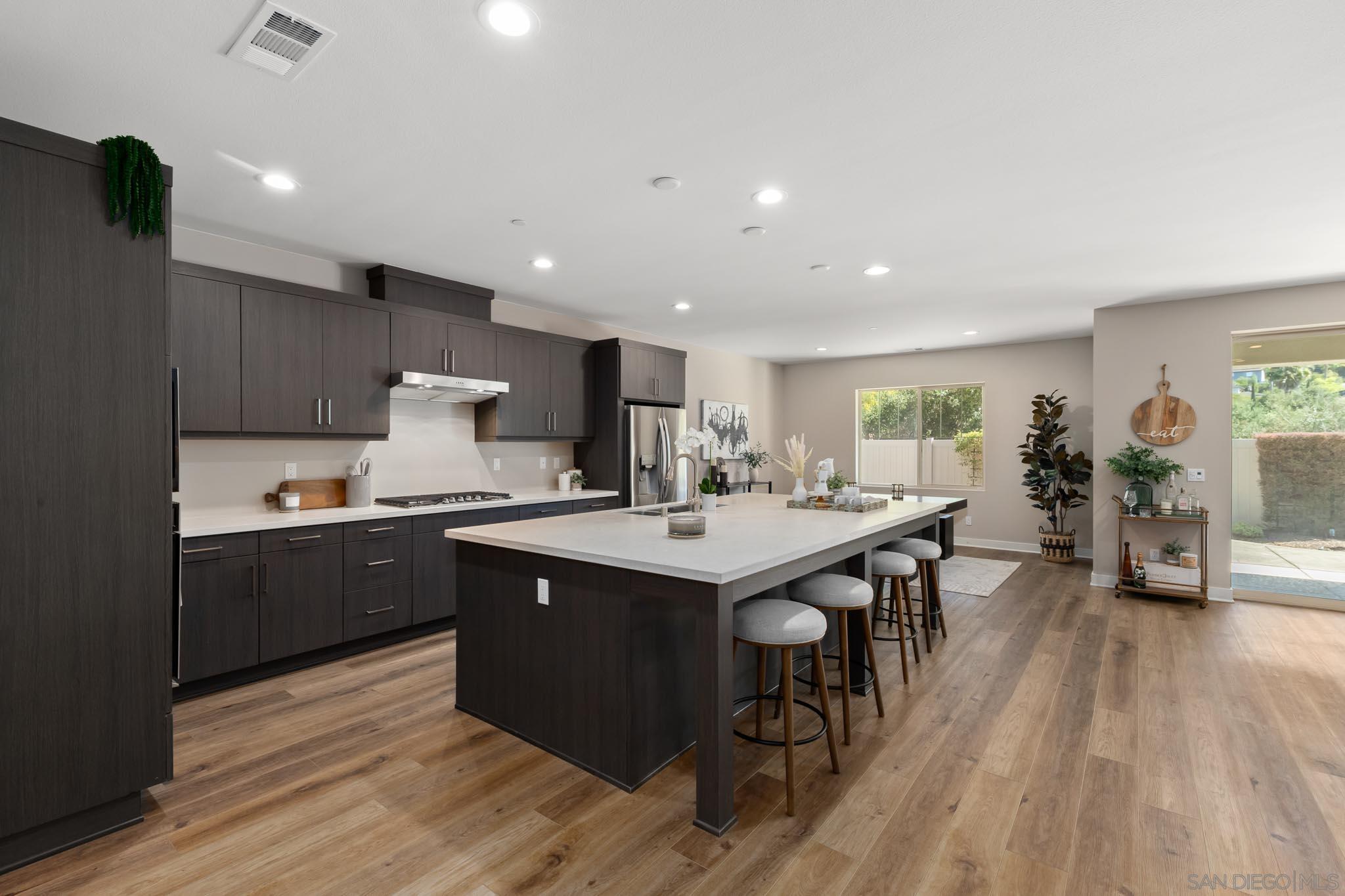 Detail Gallery Image 4 of 41 For 1525  Manzanita Hollows, Vista,  CA 92084 - 5 Beds | 3/1 Baths