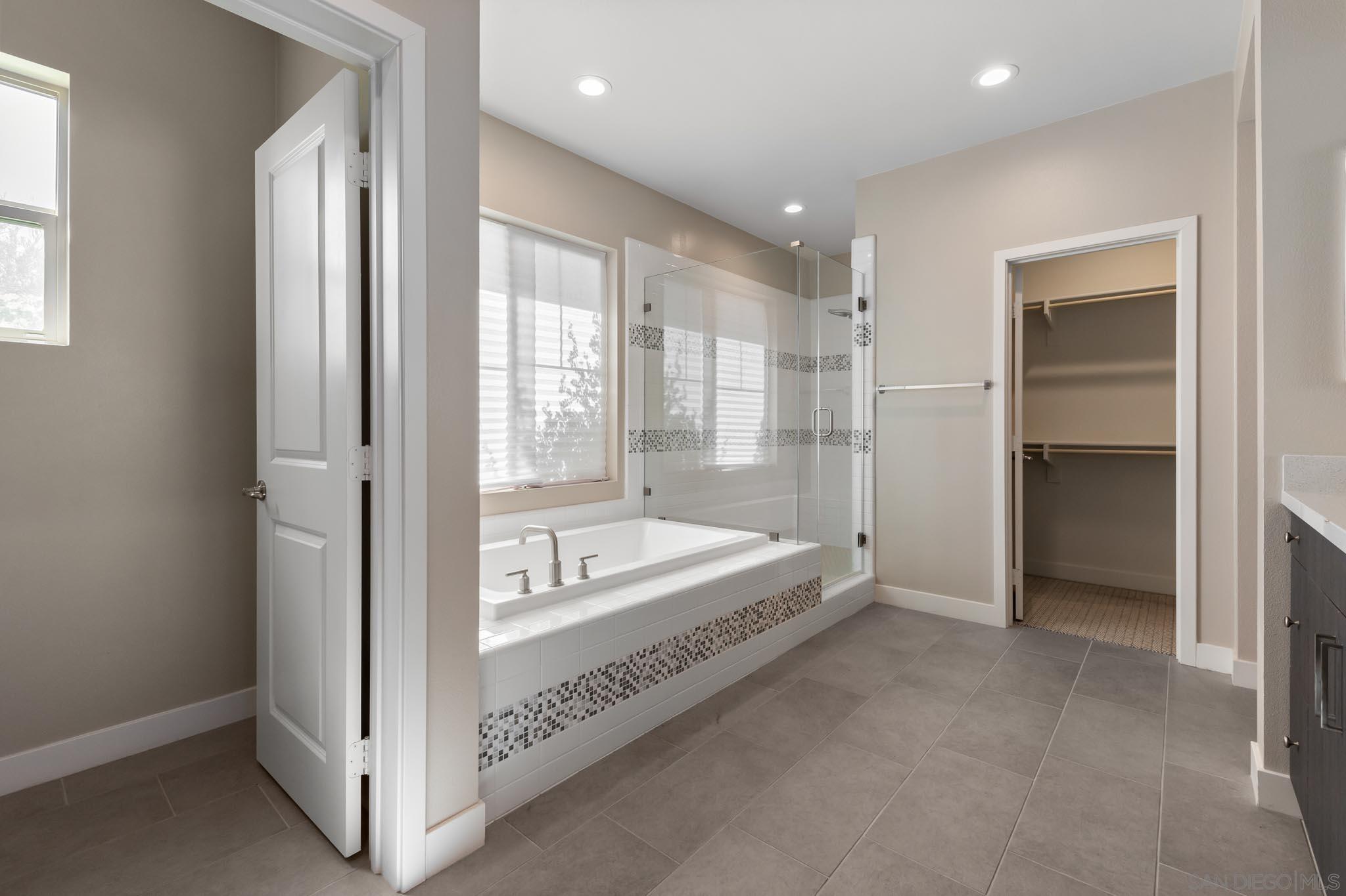 Detail Gallery Image 31 of 41 For 1525  Manzanita Hollows, Vista,  CA 92084 - 5 Beds | 3/1 Baths