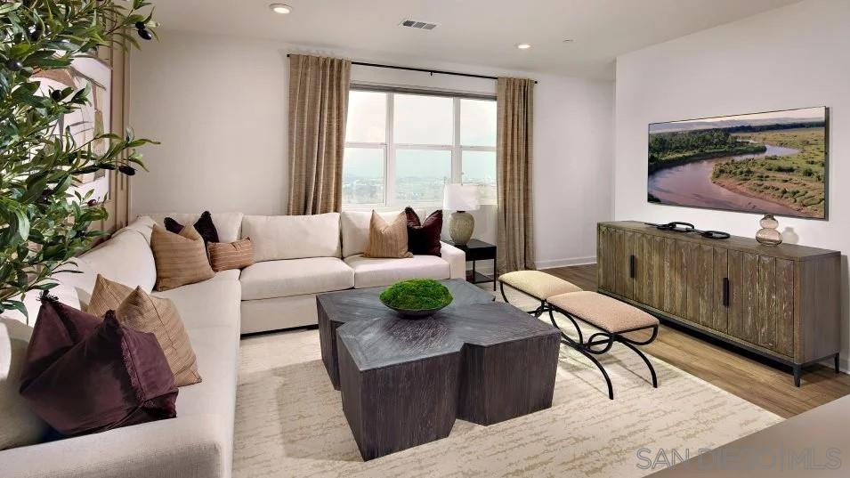 Detail Gallery Image 4 of 16 For 857  Cheyne Loop  #3,  Chula Vista,  CA 91911 - 4 Beds | 4/4 Baths