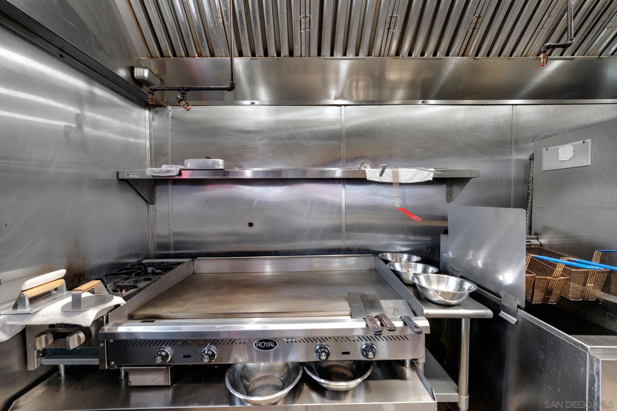 Detail Gallery Image 4 of 36 For 4994  Newport Ave, San Diego,  CA 92107 - – Beds | – Baths