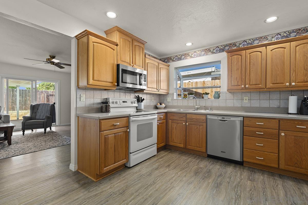 Detail Gallery Image 16 of 39 For 1718  Outer Dr., El Cajon,  CA 92021 - 3 Beds | 2 Baths