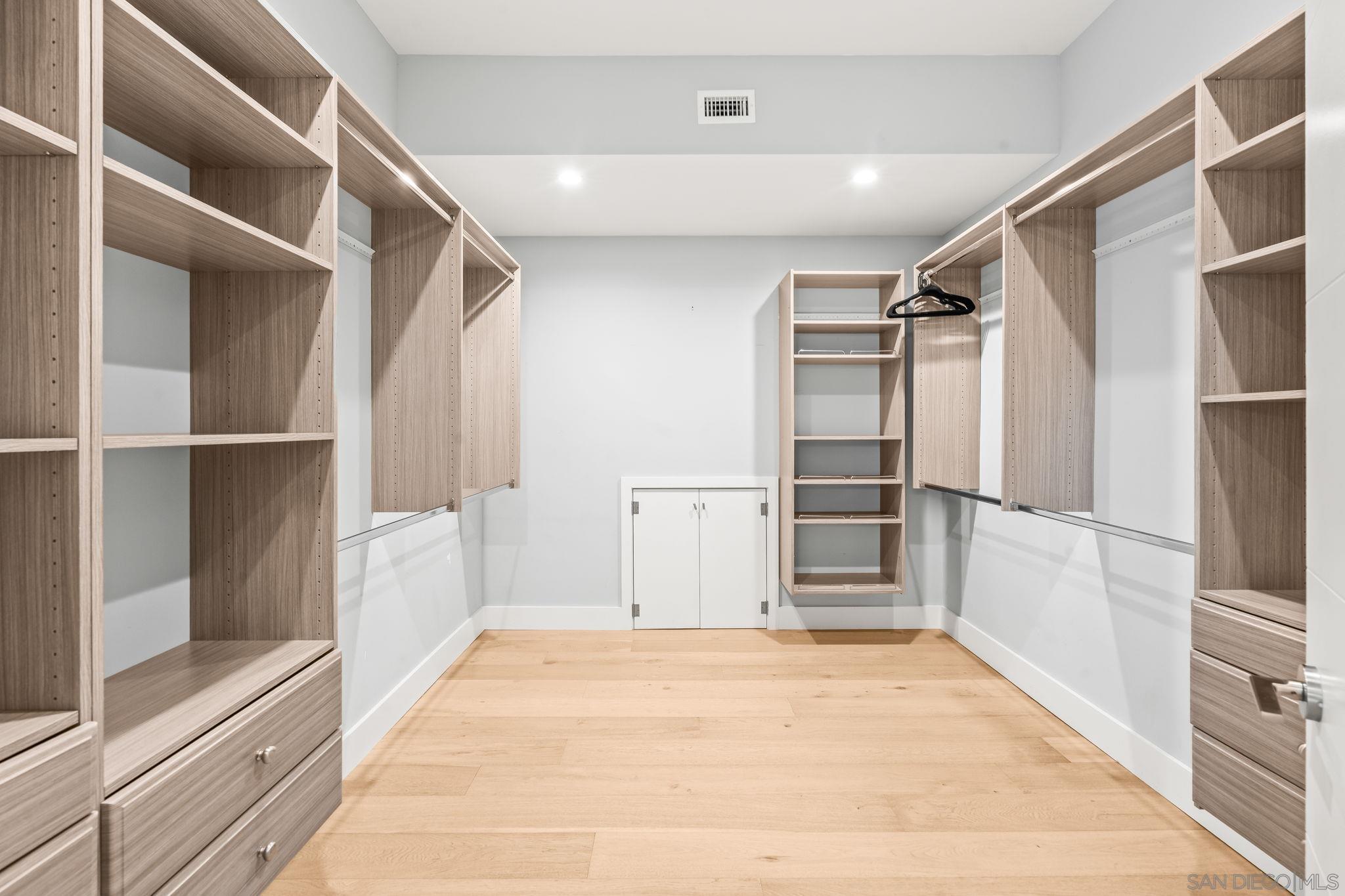 Detail Gallery Image 43 of 58 For 1505  Loring St, San Diego,  CA 92109 - 4 Beds | 4 Baths