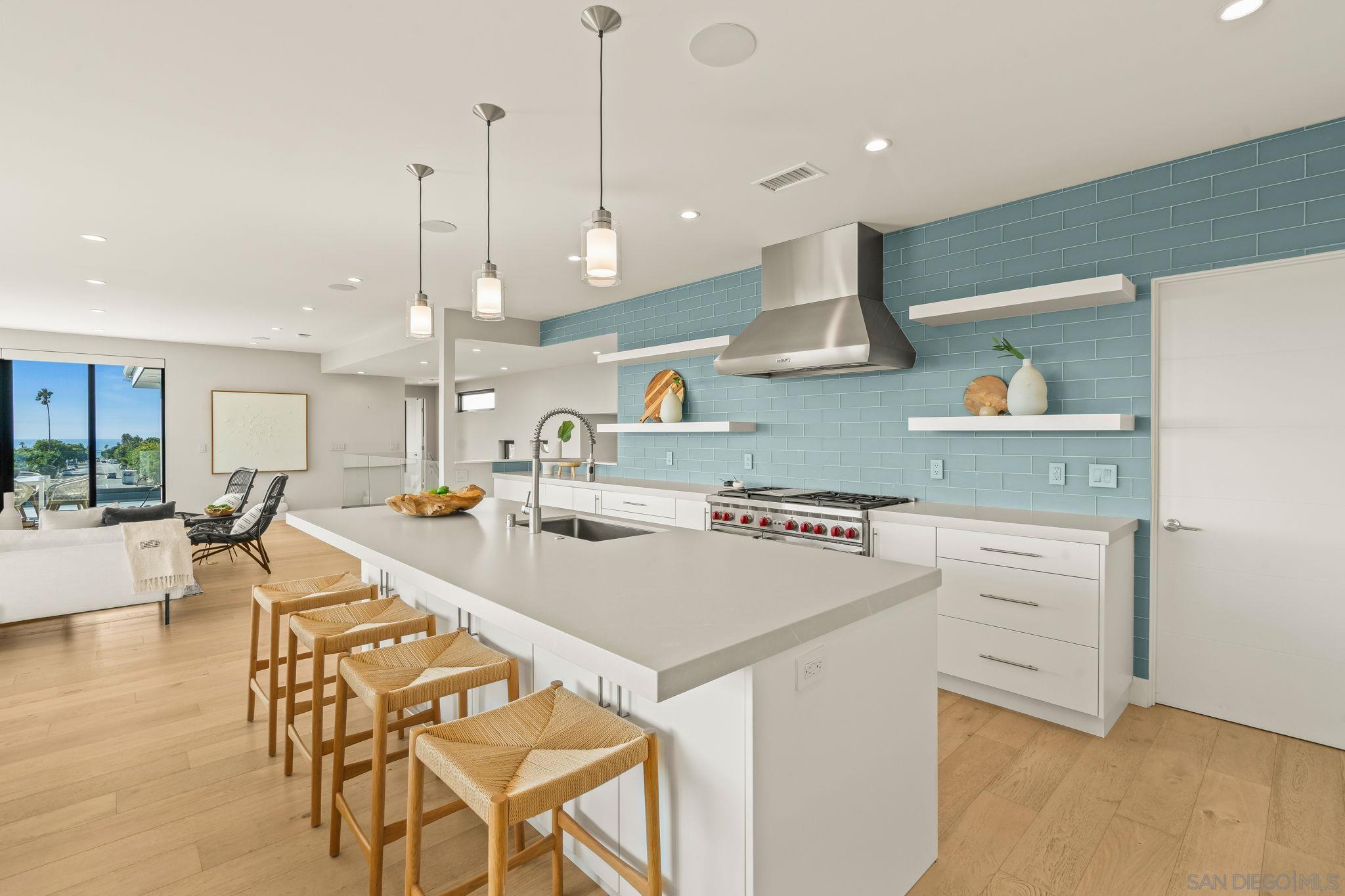 Detail Gallery Image 7 of 58 For 1505  Loring St, San Diego,  CA 92109 - 4 Beds | 4 Baths