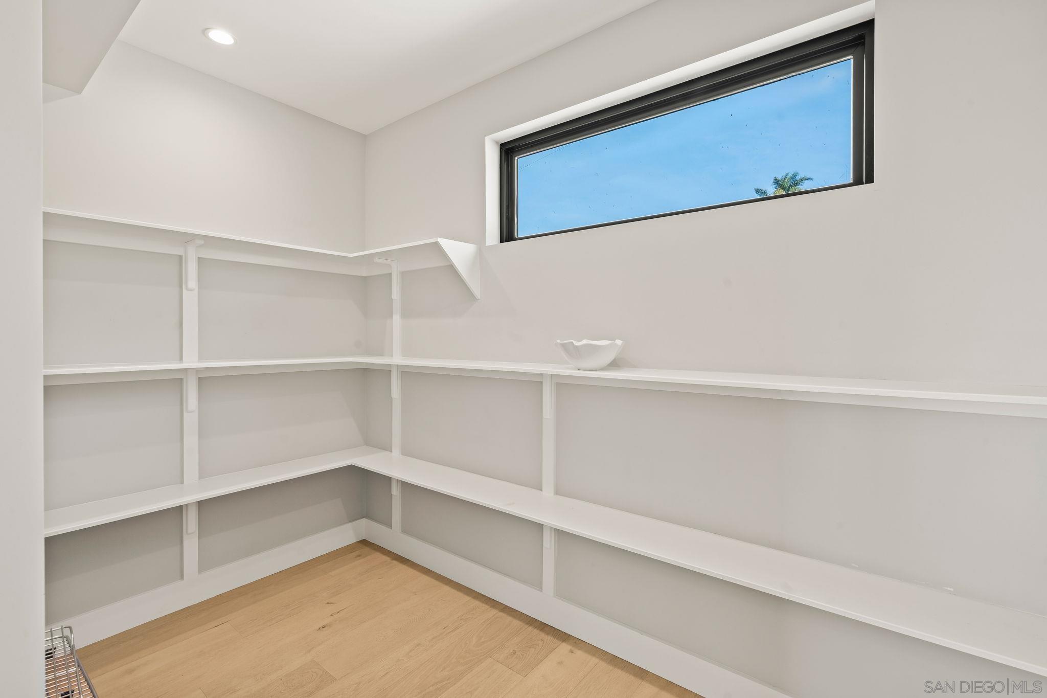 Detail Gallery Image 8 of 58 For 1505  Loring St, San Diego,  CA 92109 - 4 Beds | 4 Baths