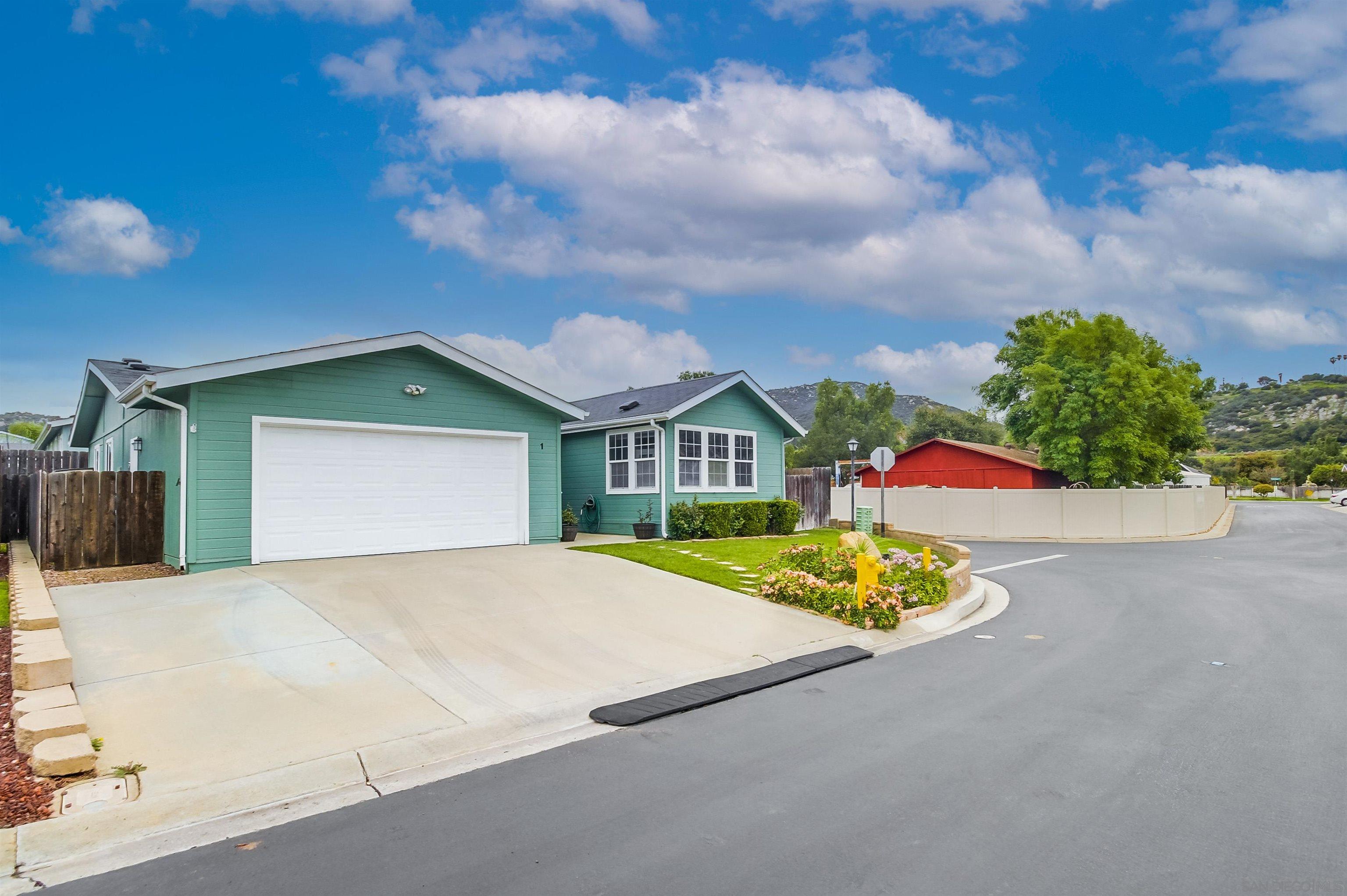 Detail Gallery Image 3 of 66 For 15935  Spring Oaks Road Space 1, El Cajon,  CA 92021 - 3 Beds | 2 Baths