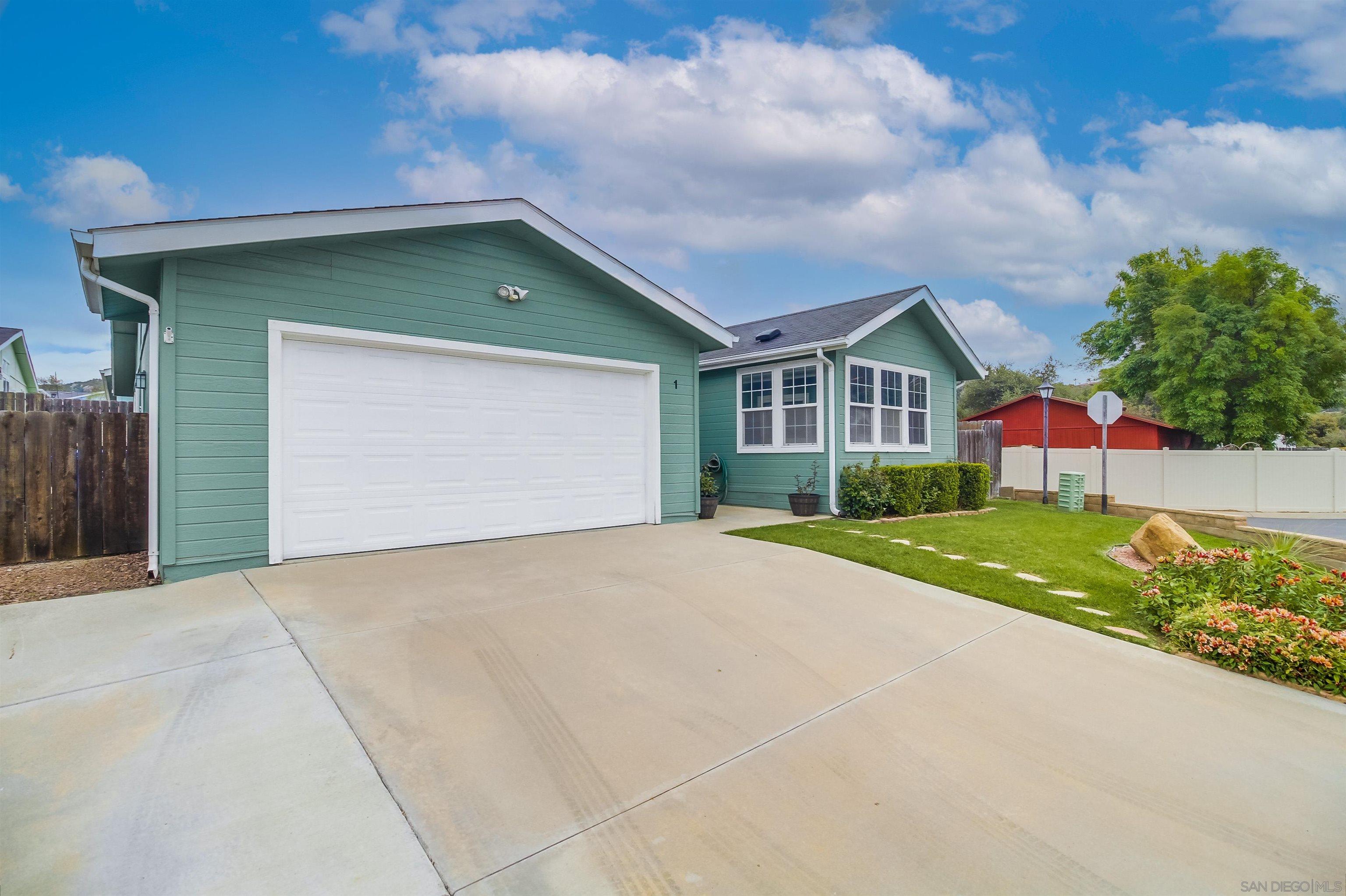 Detail Gallery Image 4 of 66 For 15935  Spring Oaks Road Space 1, El Cajon,  CA 92021 - 3 Beds | 2 Baths