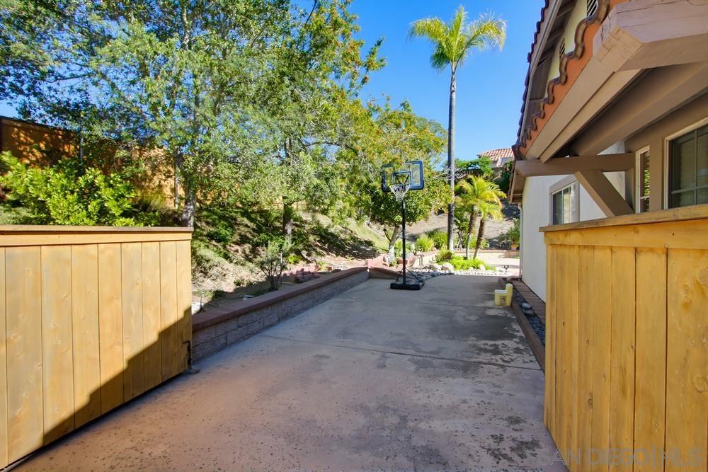 Detail Gallery Image 5 of 45 For 2114  Willowbrook, Escondido,  CA 92029 - 4 Beds | 2/1 Baths