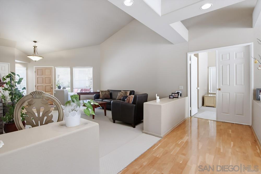 Detail Gallery Image 9 of 45 For 2114  Willowbrook, Escondido,  CA 92029 - 4 Beds | 2/1 Baths