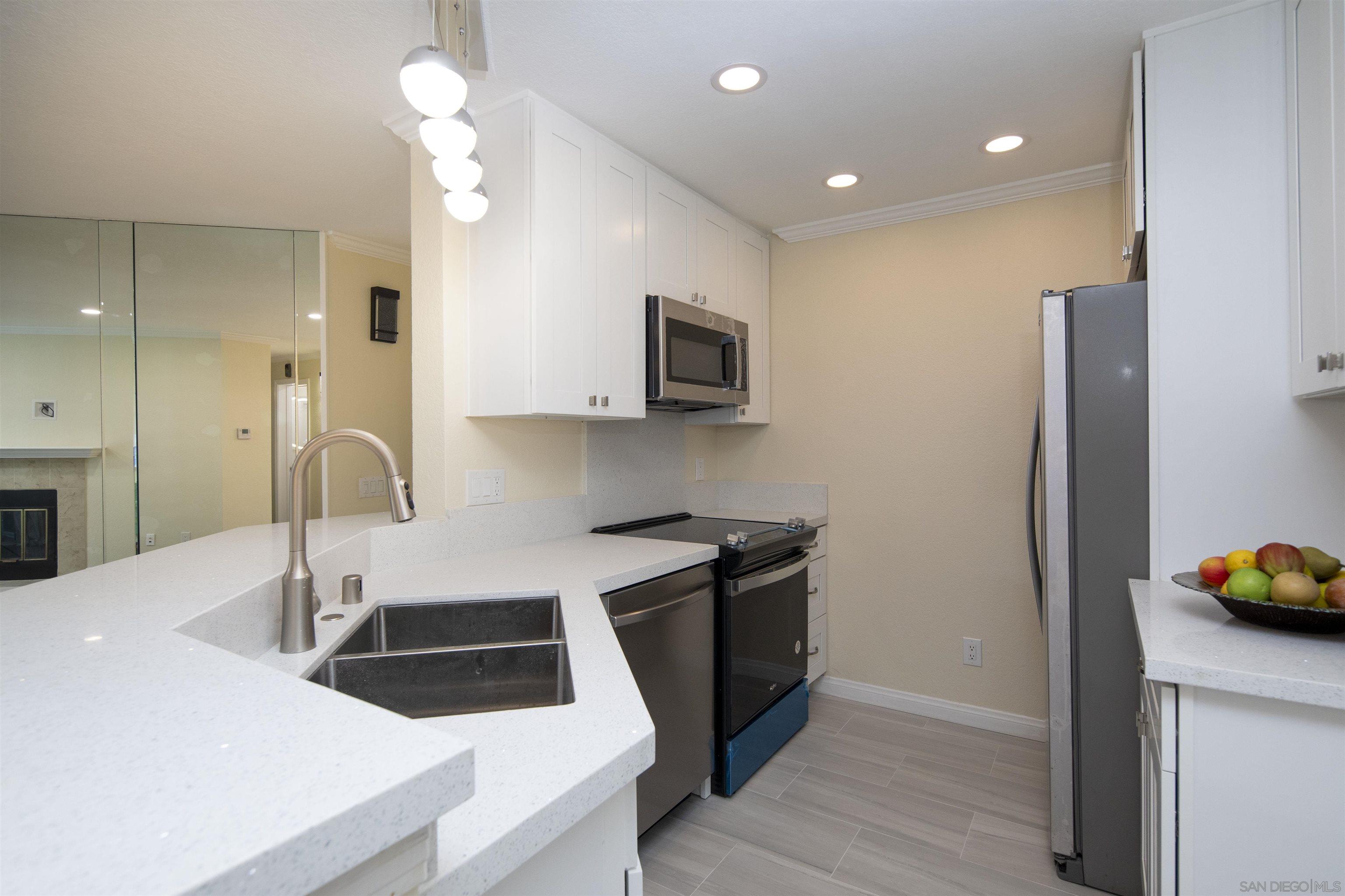 Detail Gallery Image 7 of 29 For 7228  Camino Degrazia  #270,  San Diego,  CA 92111 - 2 Beds | 2 Baths