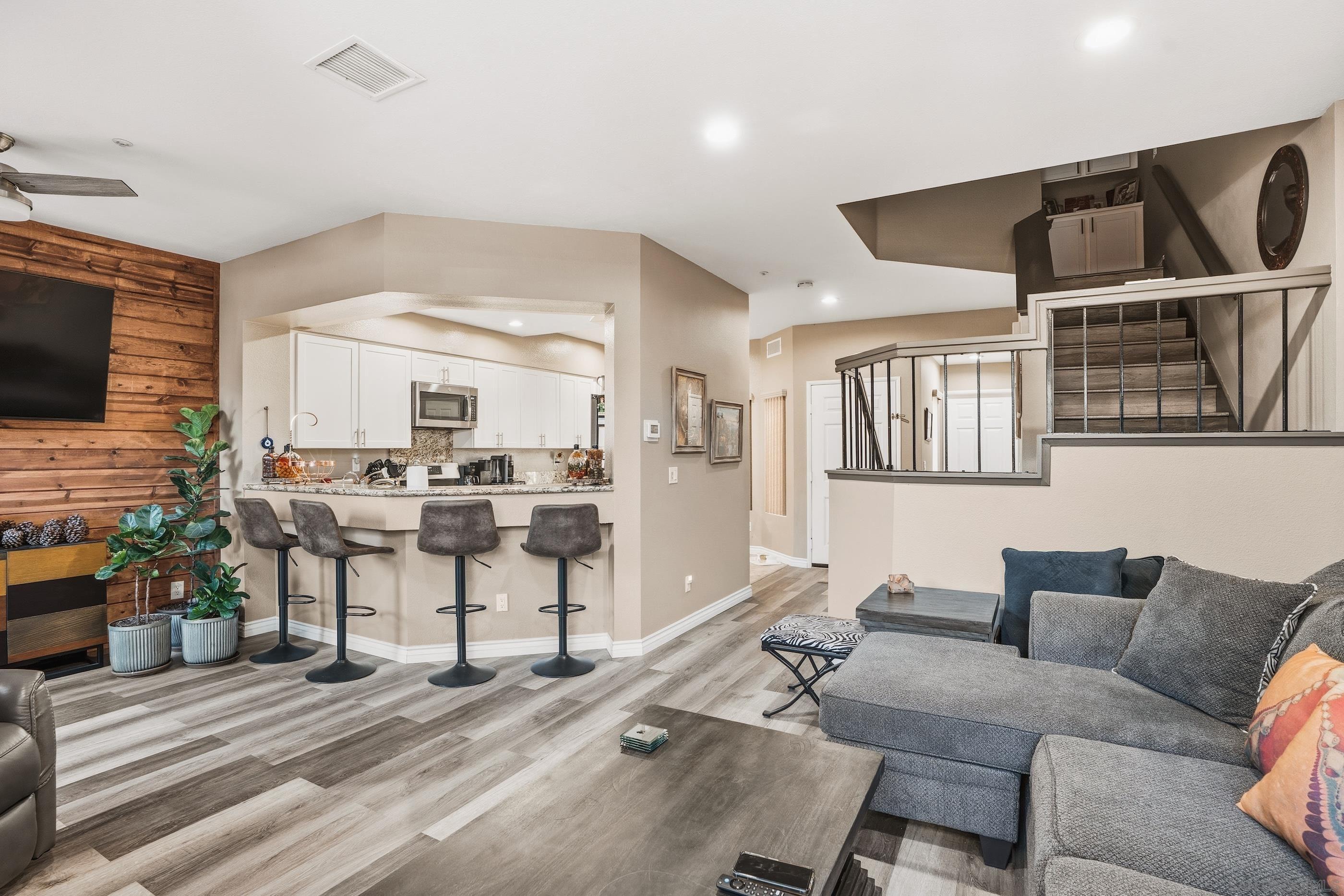 Detail Gallery Image 5 of 30 For 11382  via Rancho San Diego  #UNIT C,  El Cajon,  CA 92019 - 2 Beds | 2/1 Baths