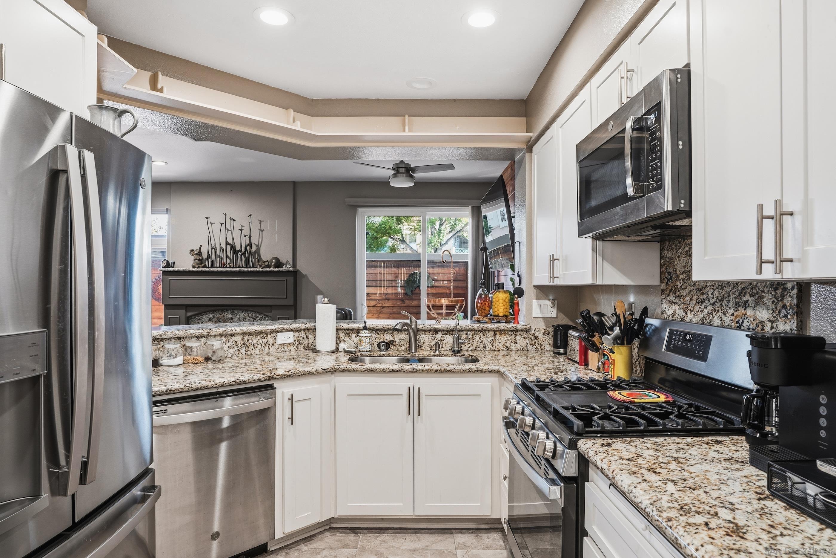 Detail Gallery Image 10 of 30 For 11382  via Rancho San Diego  #UNIT C,  El Cajon,  CA 92019 - 2 Beds | 2/1 Baths