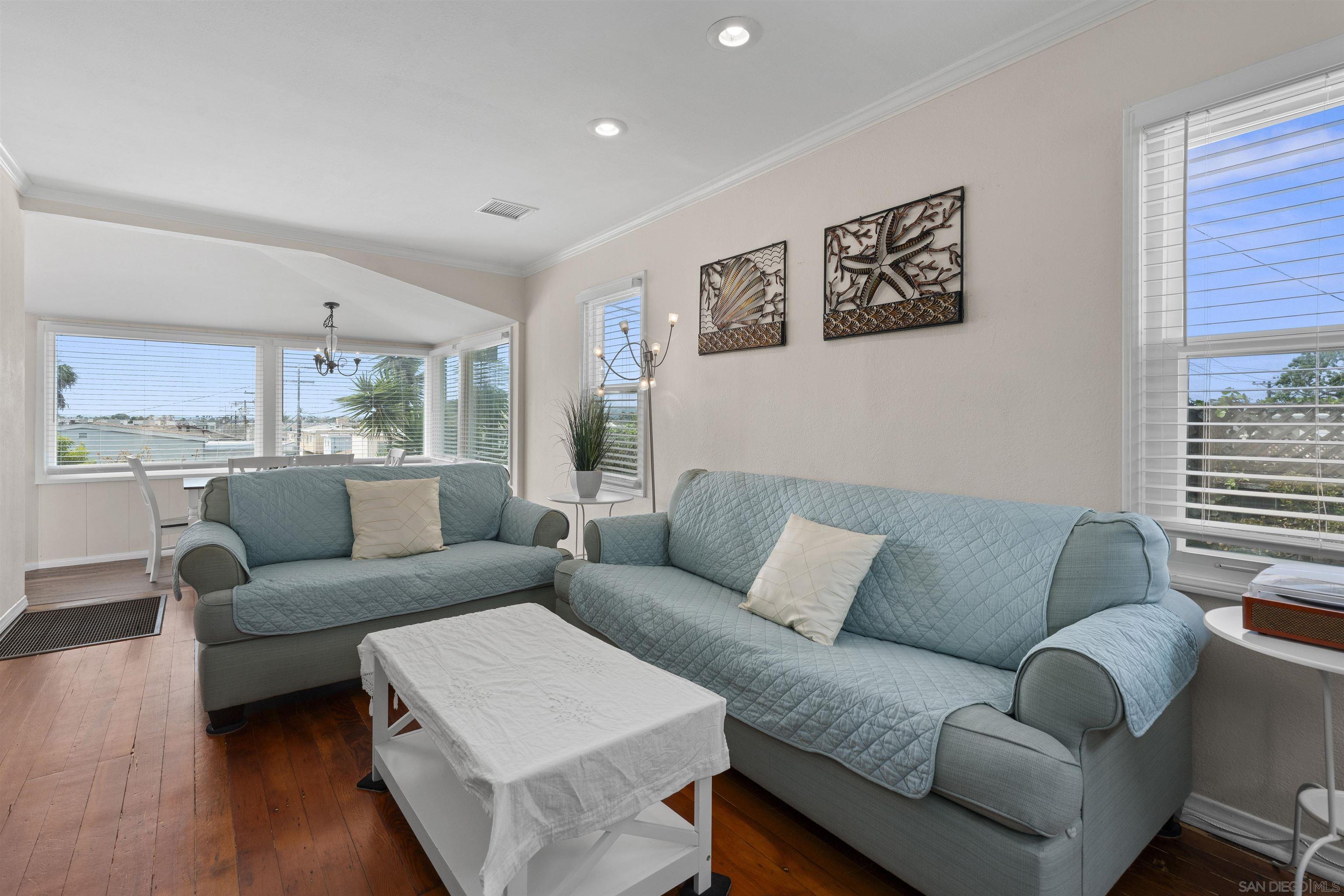 Detail Gallery Image 2 of 25 For 2615  Clovis Street, San Diego,  CA 92107 - 2 Beds | 2 Baths