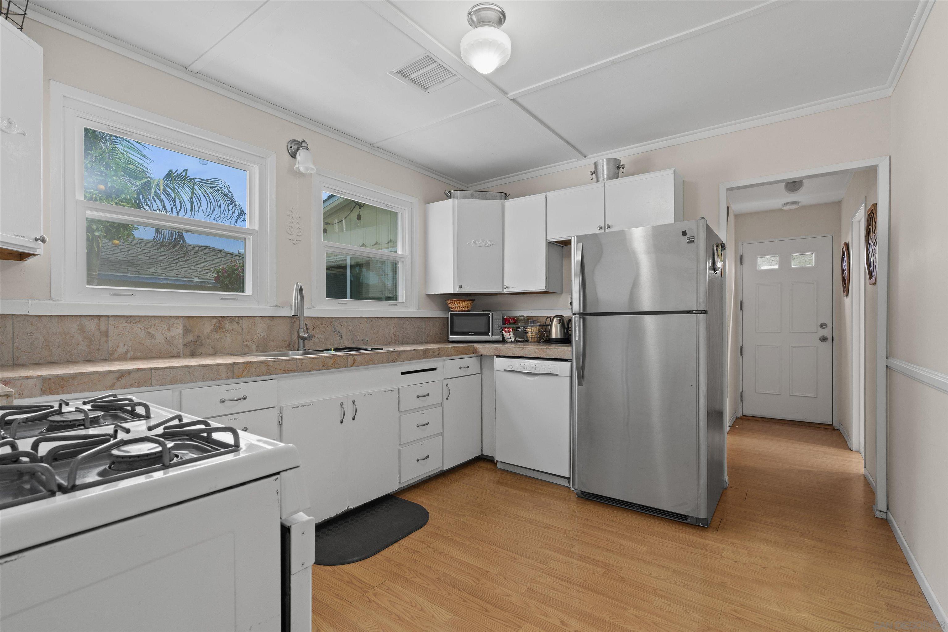 Detail Gallery Image 3 of 25 For 2615  Clovis Street, San Diego,  CA 92107 - 2 Beds | 2 Baths