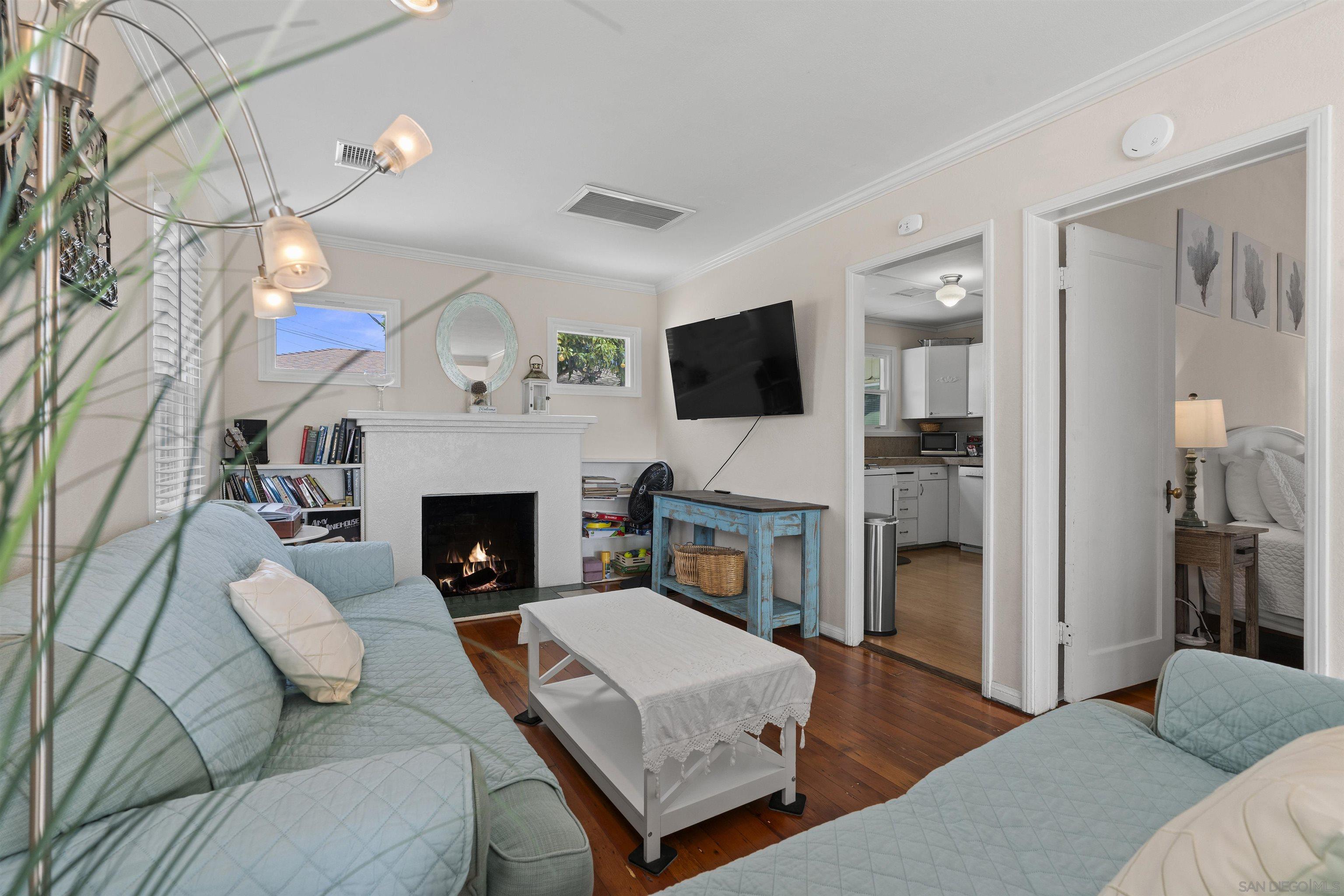 Detail Gallery Image 4 of 25 For 2615  Clovis Street, San Diego,  CA 92107 - 2 Beds | 2 Baths