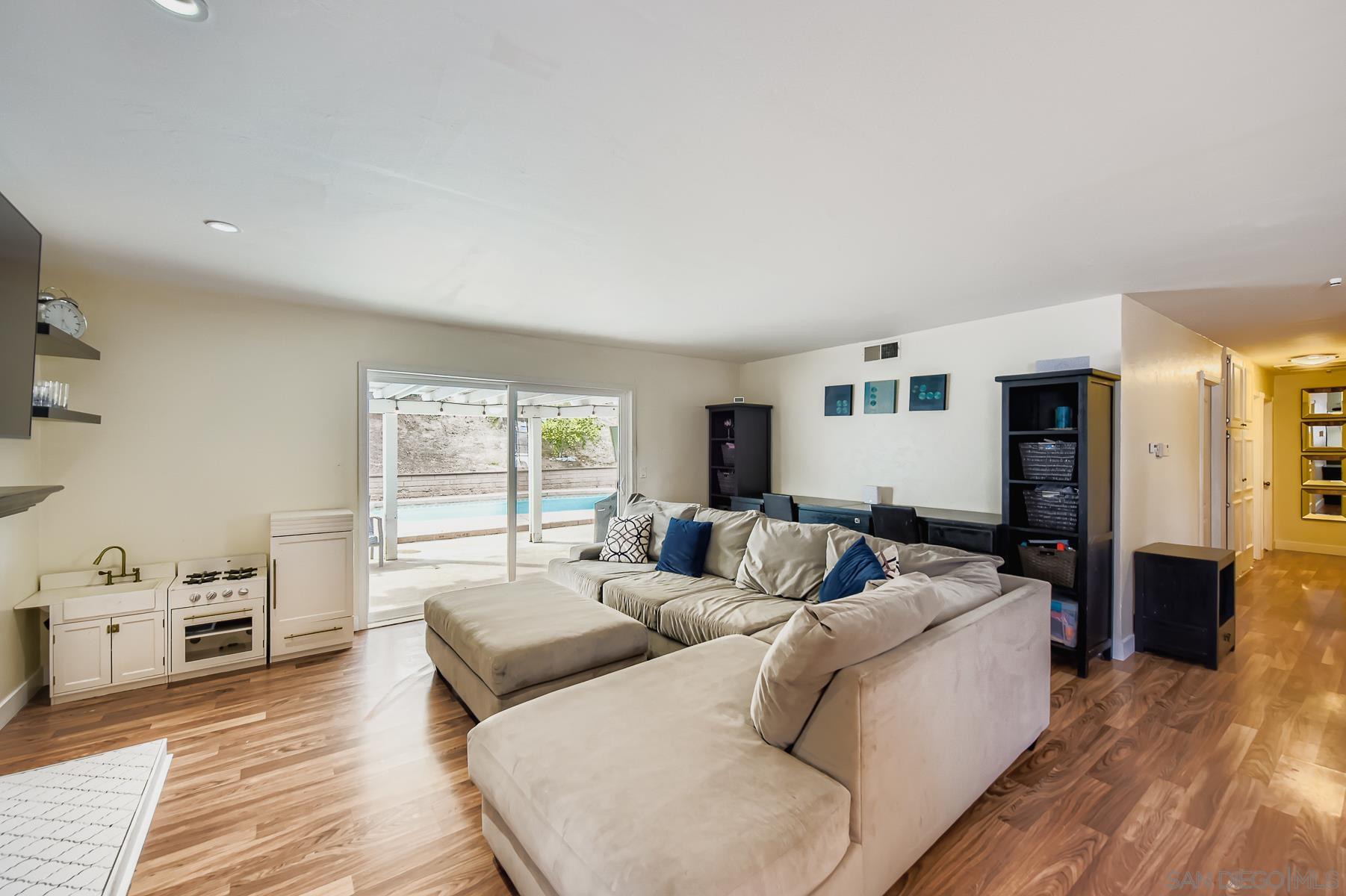 Detail Gallery Image 4 of 23 For 9760  Pebble Beach Dr, Santee,  CA 92071 - 4 Beds | 2 Baths