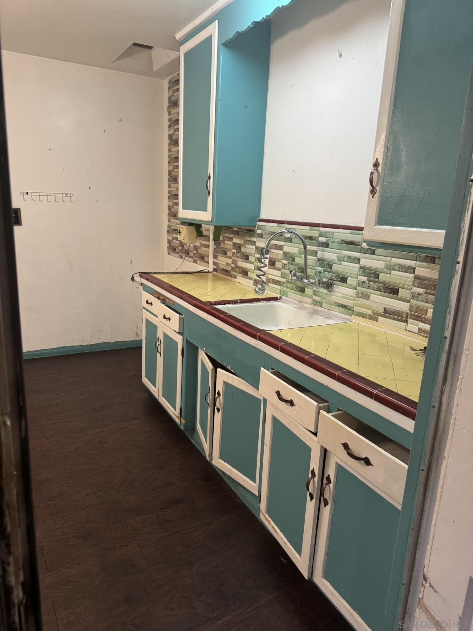 Detail Gallery Image 2 of 8 For 866  Merlin Dr, San Diego,  CA 92114 - 3 Beds | 1 Baths