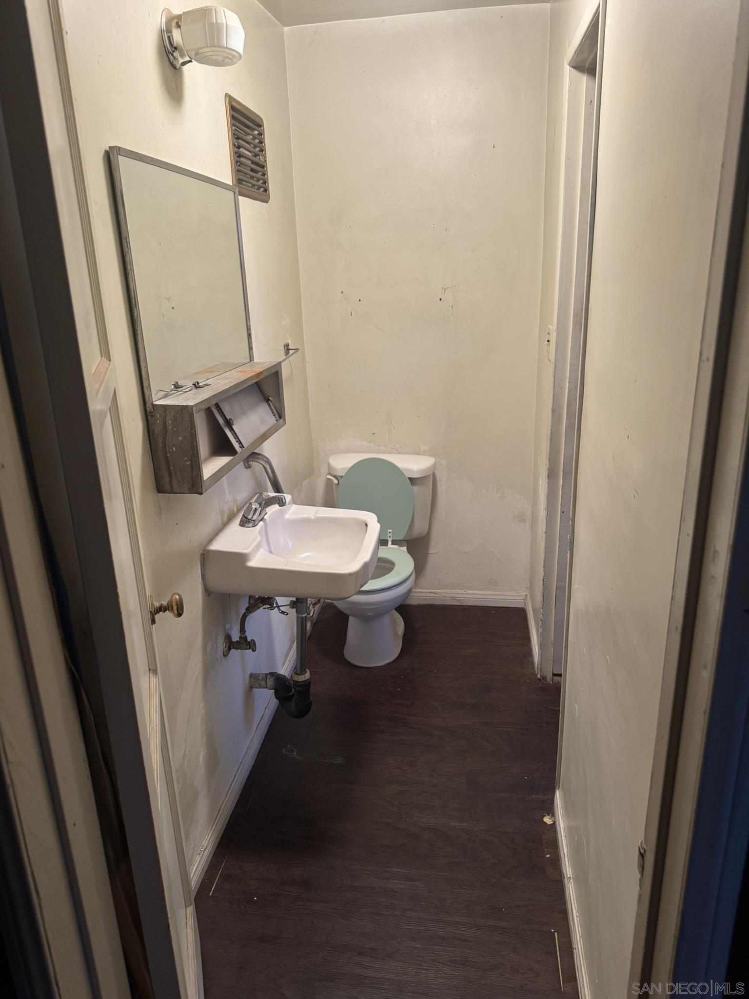 Detail Gallery Image 5 of 8 For 866  Merlin Dr, San Diego,  CA 92114 - 3 Beds | 1 Baths