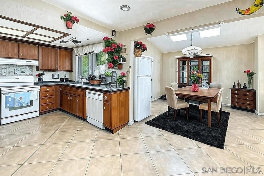 Detail Gallery Image 5 of 6 For 3329  Mandy Lane, Spring Valley,  CA 91977 - 5 Beds | 2/1 Baths