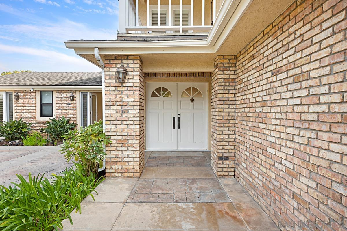 Detail Gallery Image 2 of 39 For 8871  Nottingham Pl, La Jolla,  CA 92037 - 5 Beds | 4 Baths