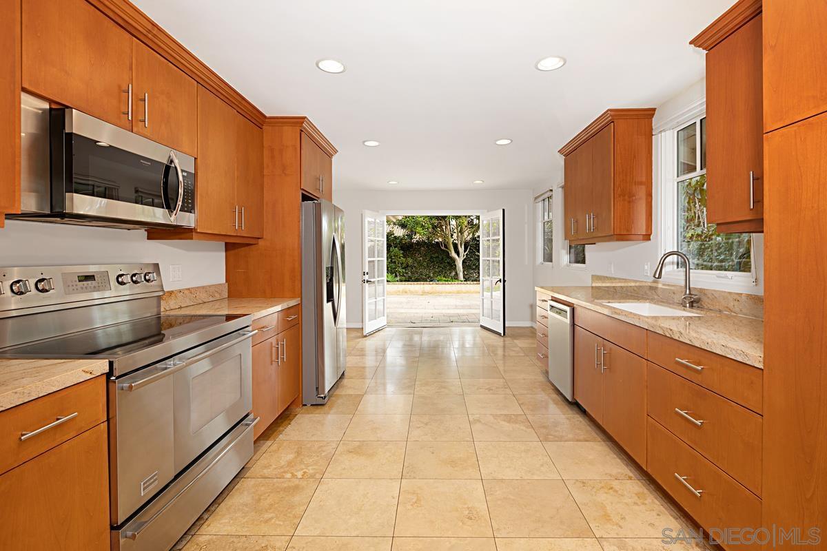 Detail Gallery Image 11 of 39 For 8871  Nottingham Pl, La Jolla,  CA 92037 - 5 Beds | 4 Baths