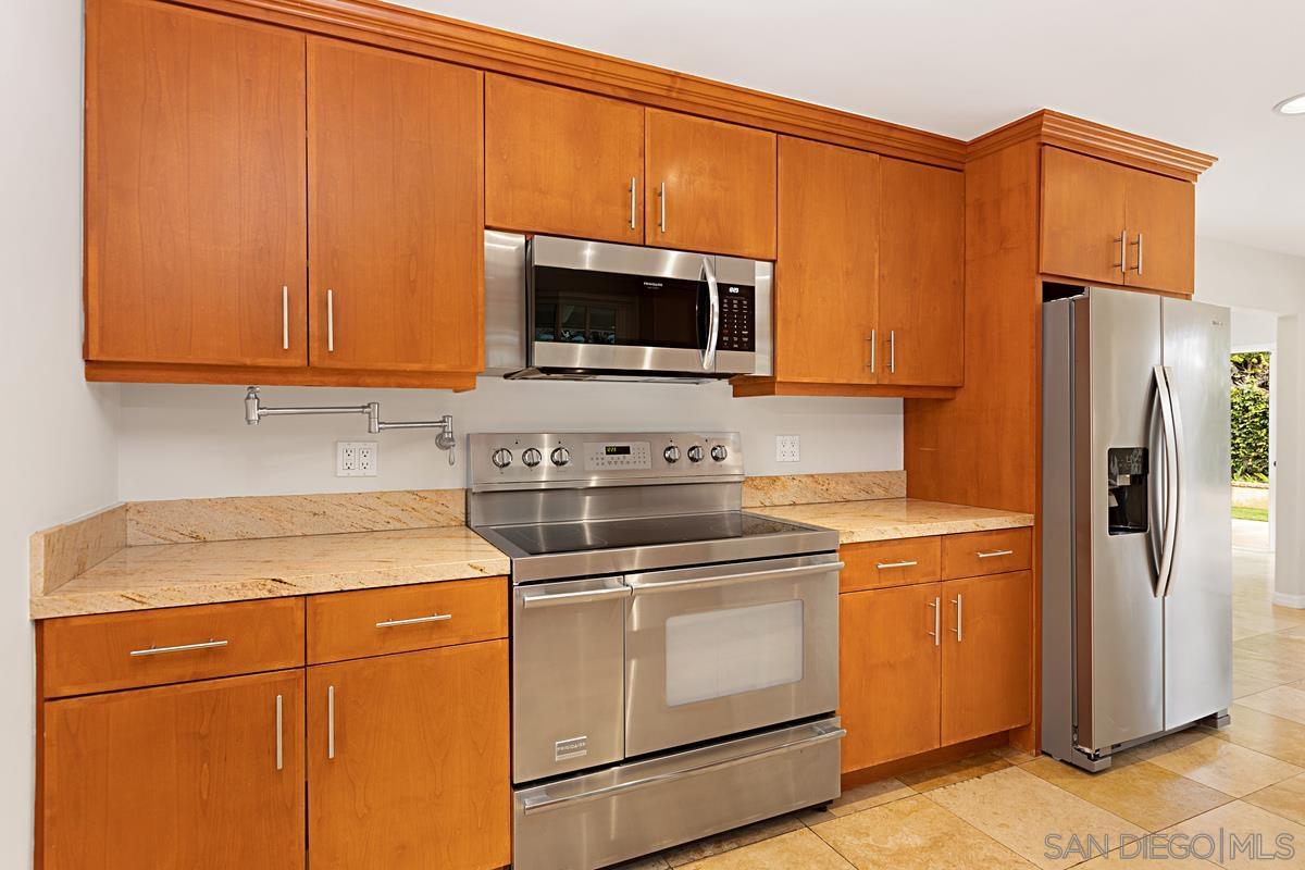 Detail Gallery Image 12 of 39 For 8871  Nottingham Pl, La Jolla,  CA 92037 - 5 Beds | 4 Baths