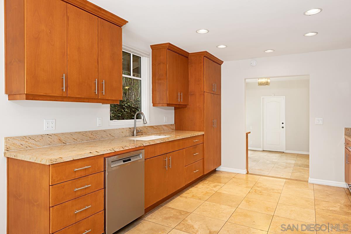 Detail Gallery Image 13 of 39 For 8871  Nottingham Pl, La Jolla,  CA 92037 - 5 Beds | 4 Baths