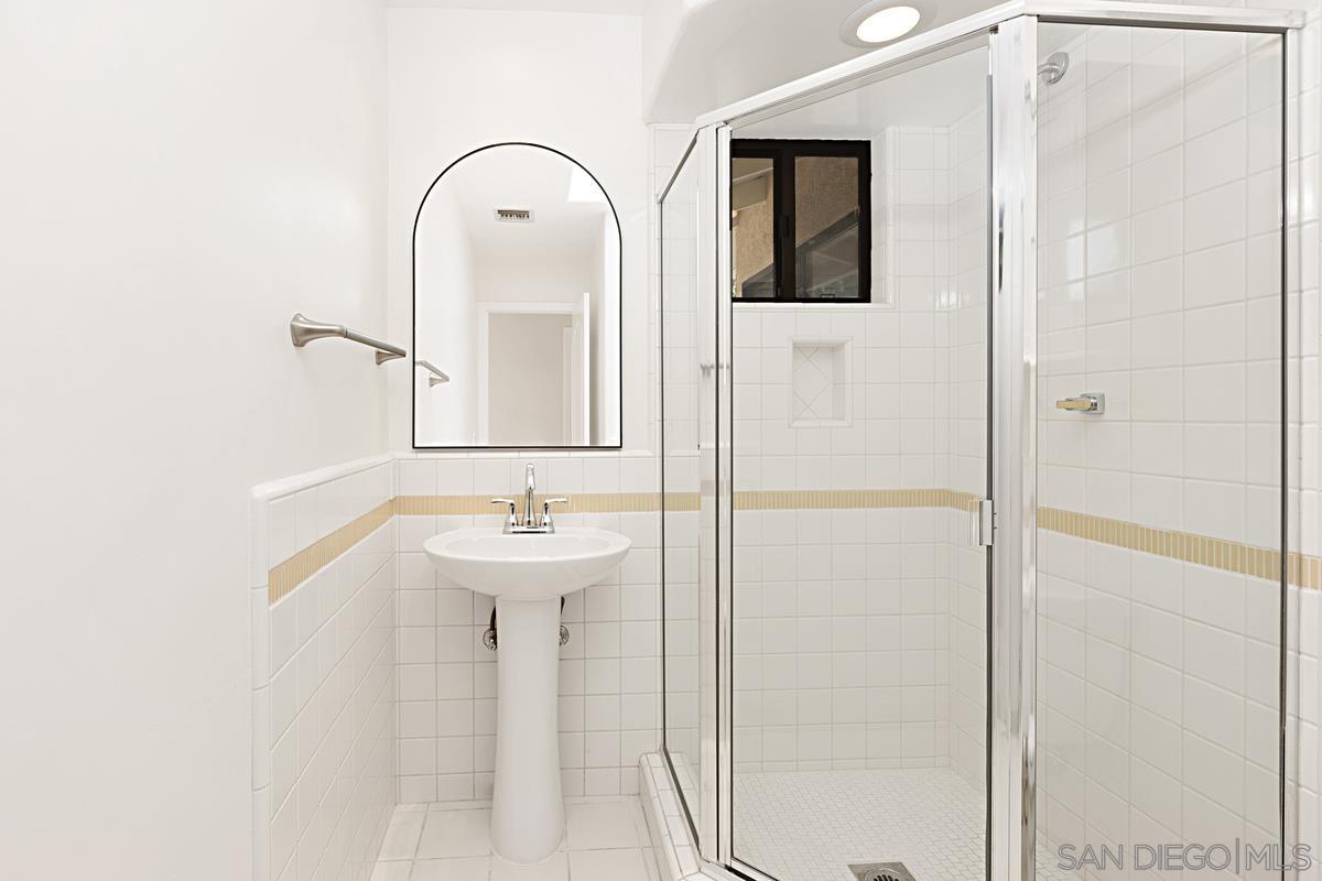 Detail Gallery Image 17 of 39 For 8871  Nottingham Pl, La Jolla,  CA 92037 - 5 Beds | 4 Baths