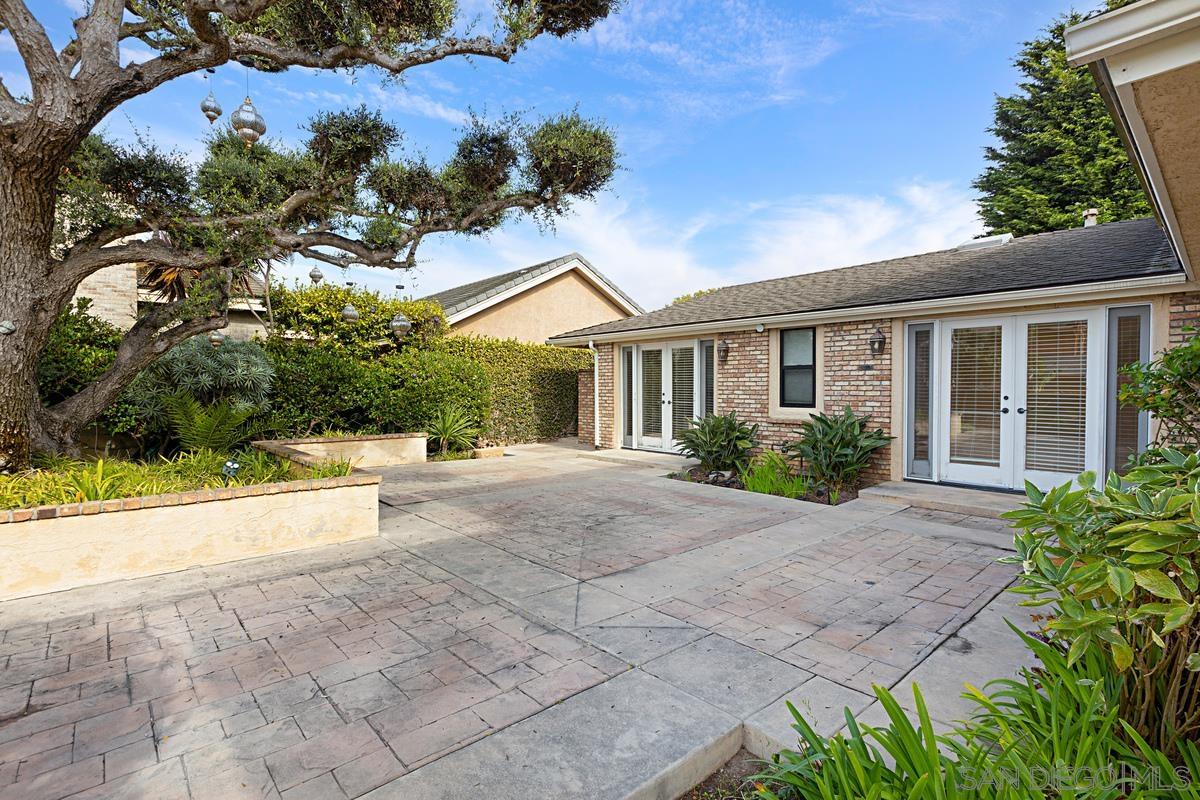 Detail Gallery Image 3 of 39 For 8871  Nottingham Pl, La Jolla,  CA 92037 - 5 Beds | 4 Baths