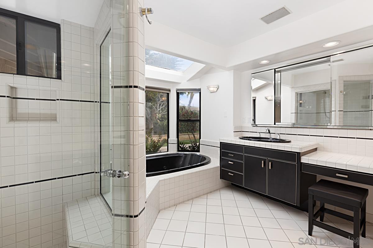 Detail Gallery Image 22 of 39 For 8871  Nottingham Pl, La Jolla,  CA 92037 - 5 Beds | 4 Baths