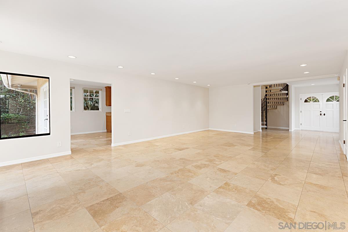 Detail Gallery Image 8 of 39 For 8871  Nottingham Pl, La Jolla,  CA 92037 - 5 Beds | 4 Baths