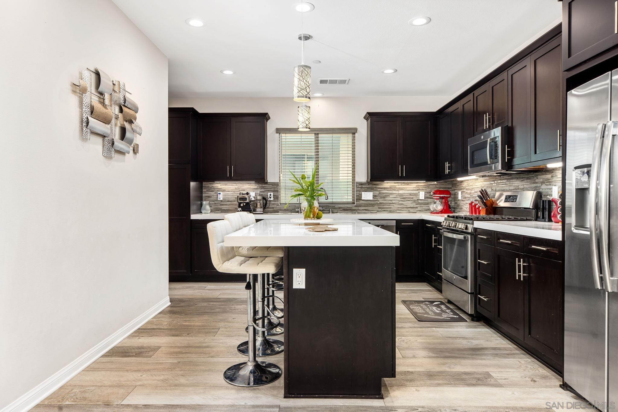 Detail Gallery Image 3 of 28 For 2018  Avenida Artana, Chula Vista,  CA 91913 - 4 Beds | 3 Baths