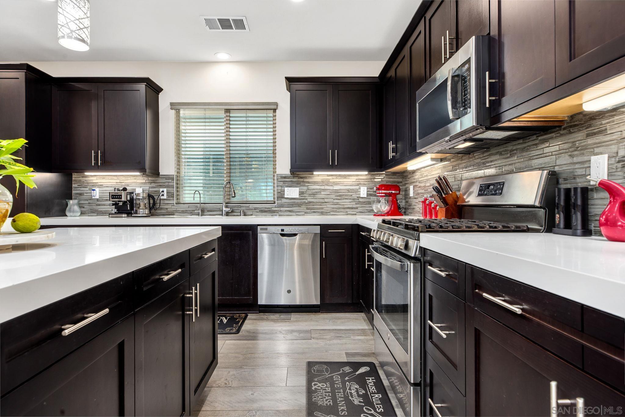 Detail Gallery Image 4 of 28 For 2018  Avenida Artana, Chula Vista,  CA 91913 - 4 Beds | 3 Baths