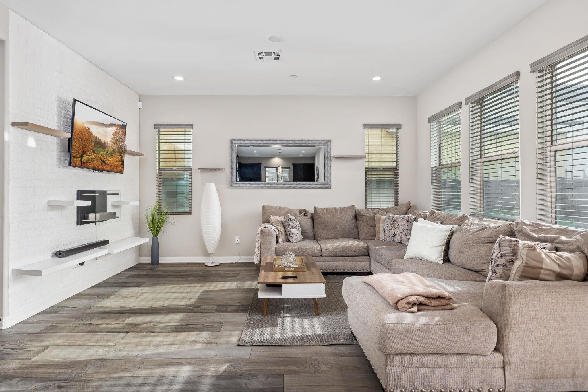 Detail Gallery Image 5 of 28 For 2018  Avenida Artana, Chula Vista,  CA 91913 - 4 Beds | 3 Baths