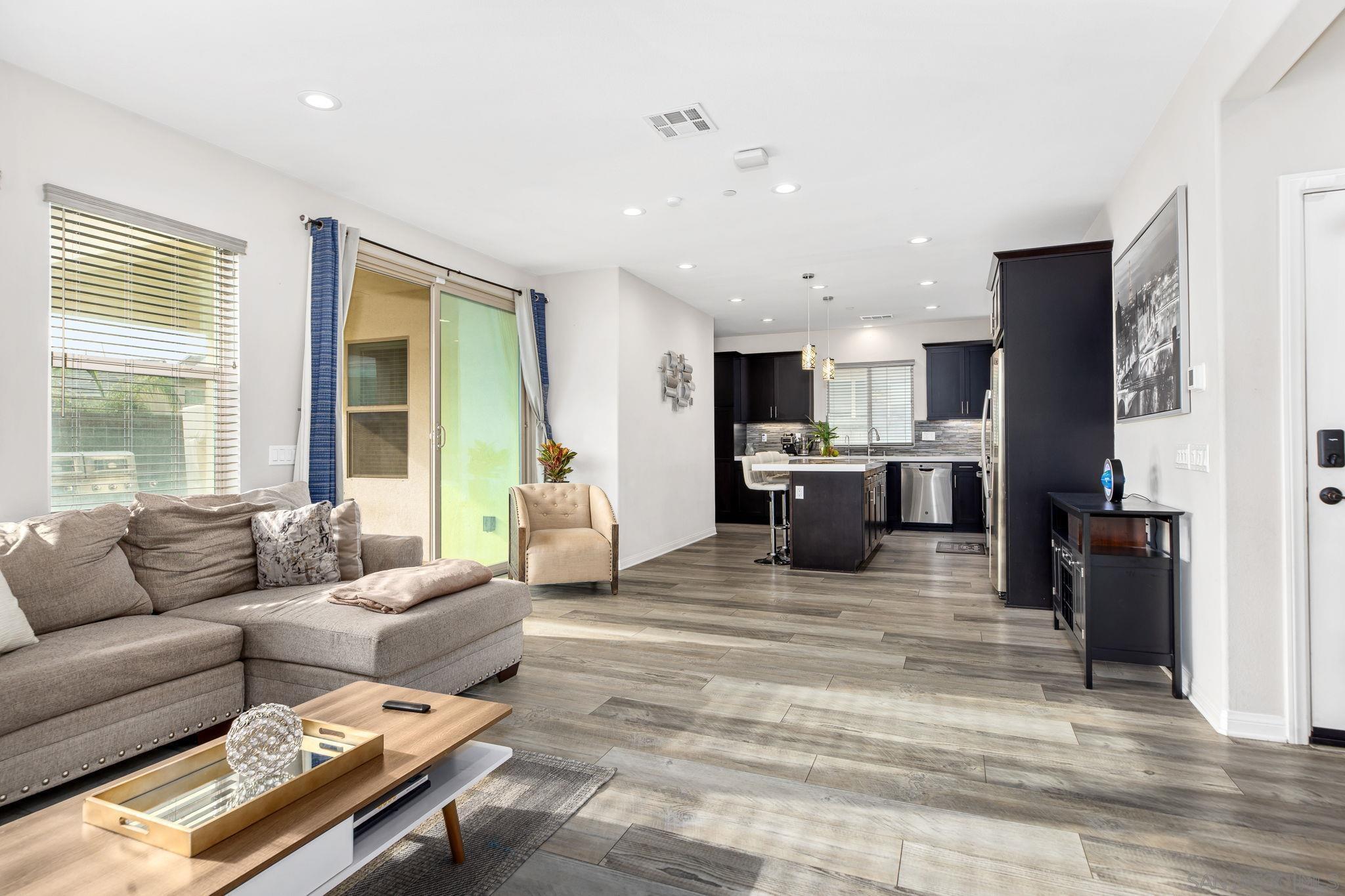 Detail Gallery Image 6 of 28 For 2018  Avenida Artana, Chula Vista,  CA 91913 - 4 Beds | 3 Baths