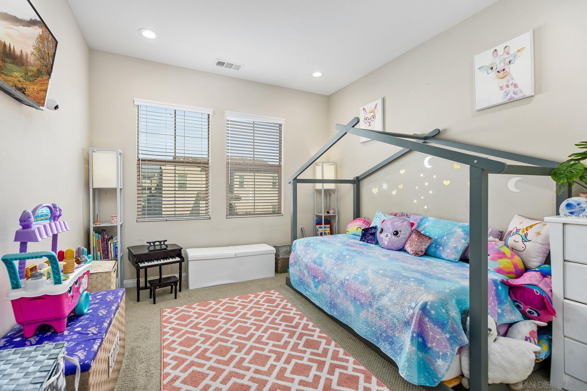 Detail Gallery Image 9 of 28 For 2018  Avenida Artana, Chula Vista,  CA 91913 - 4 Beds | 3 Baths