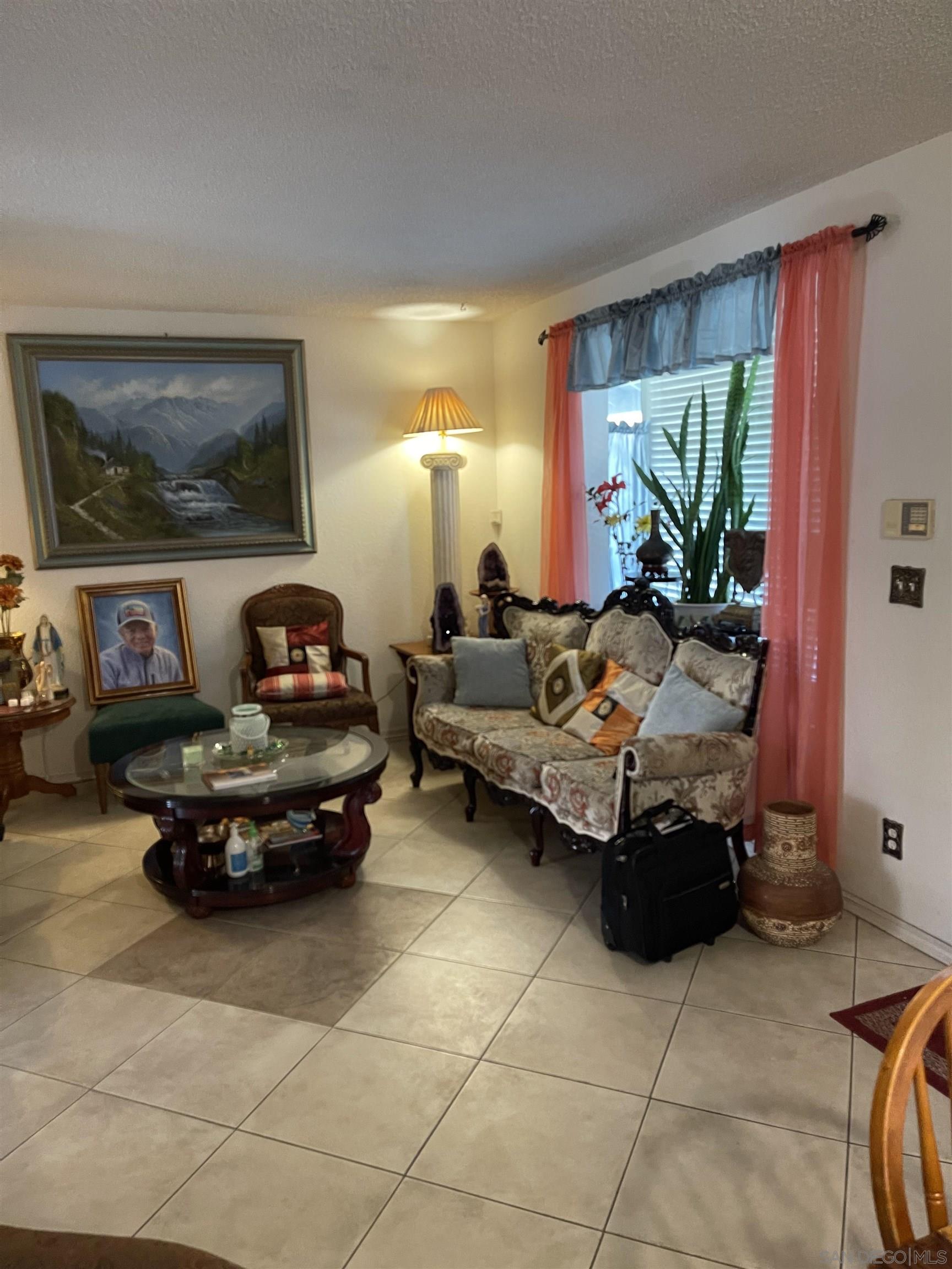 Detail Gallery Image 3 of 14 For 7483  Tooma  #B,  San Diego,  CA 92139 - 3 Beds | 2/1 Baths