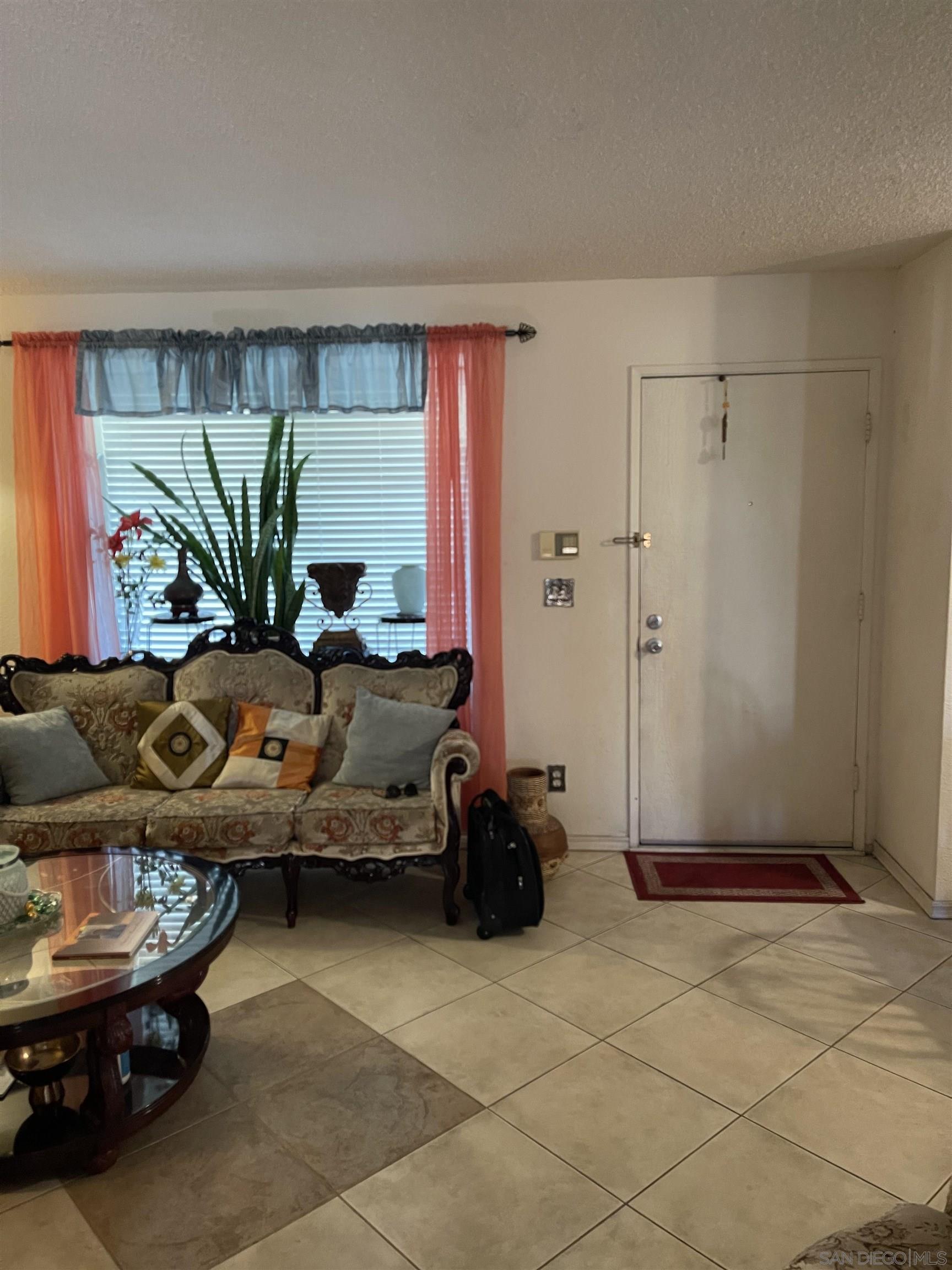 Detail Gallery Image 4 of 14 For 7483  Tooma  #B,  San Diego,  CA 92139 - 3 Beds | 2/1 Baths